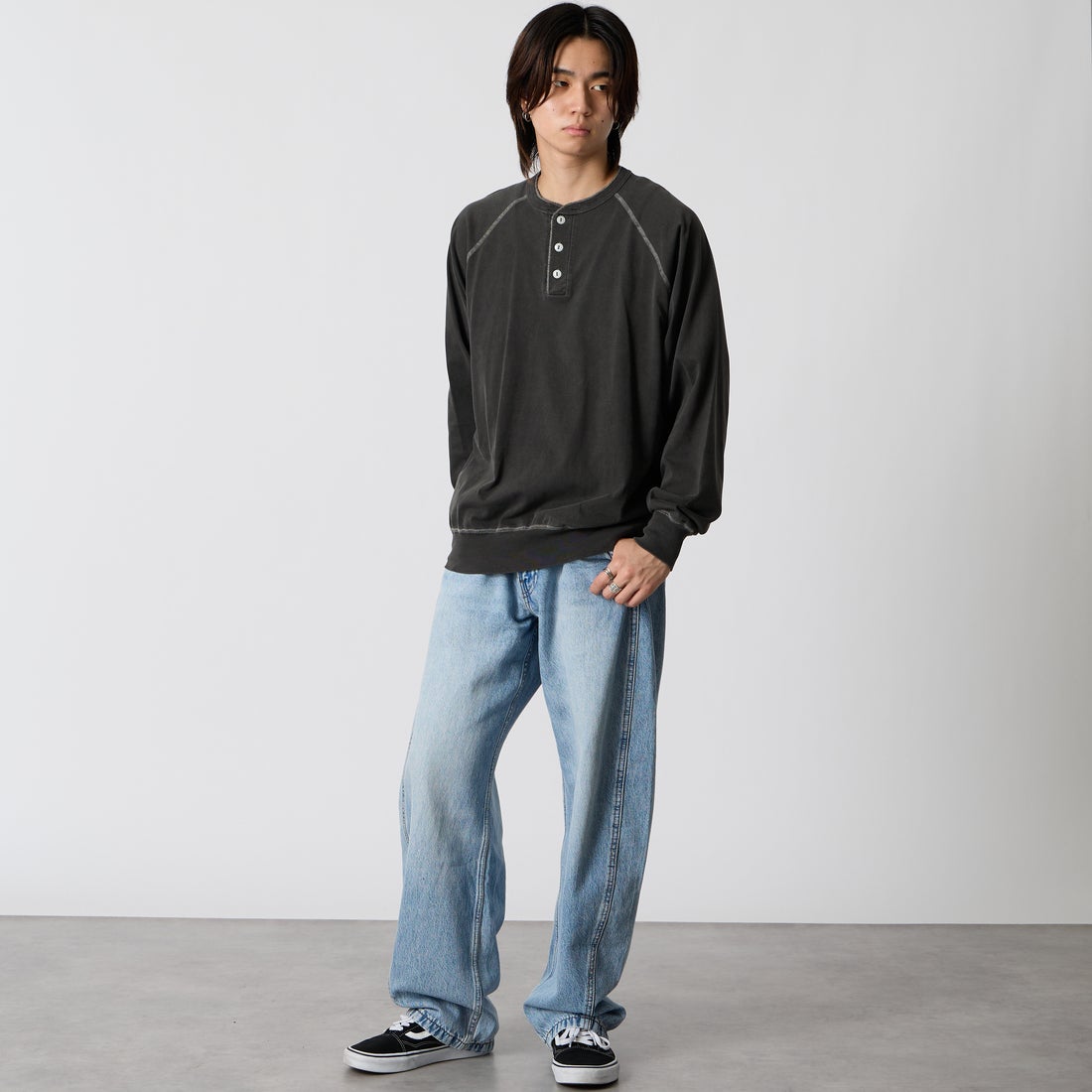 Health knit [ヘルスニット] ピグメント染め ヘンリーネックラグランTシャツ [HR26F-M353] 06 CHARCOA &&モデル身長：177cm 着用サイズ：M&&