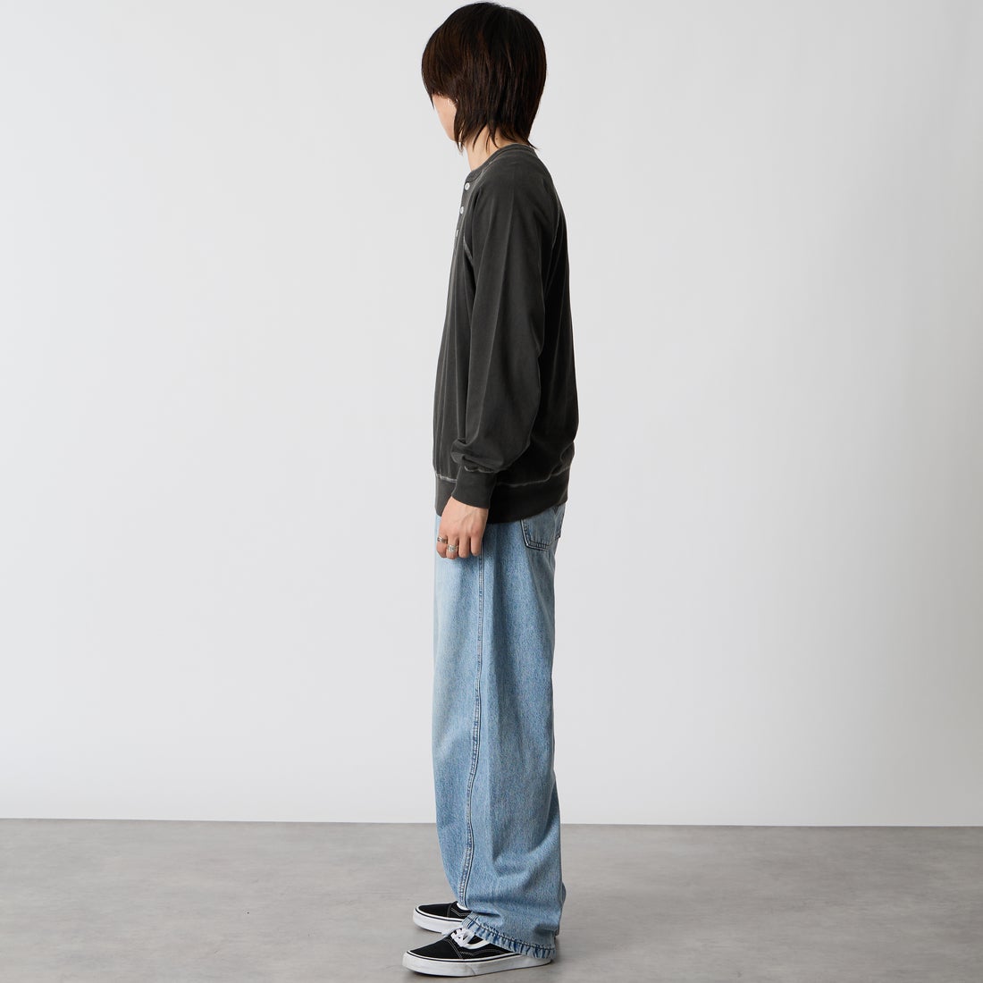 Health knit [ヘルスニット] ピグメント染め ヘンリーネックラグランTシャツ [HR26F-M353] 06 CHARCOA &&モデル身長：177cm 着用サイズ：M&&