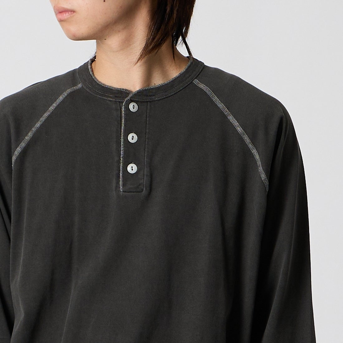 Health knit [ヘルスニット] ピグメント染め ヘンリーネックラグランTシャツ [HR26F-M353] 06 CHARCOA &&モデル身長：177cm 着用サイズ：M&&