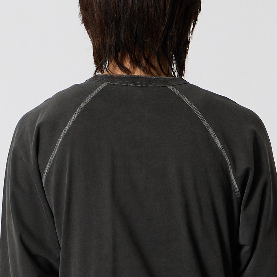Health knit [ヘルスニット] ピグメント染め ヘンリーネックラグランTシャツ [HR26F-M353] 06 CHARCOA &&モデル身長：177cm 着用サイズ：M&&