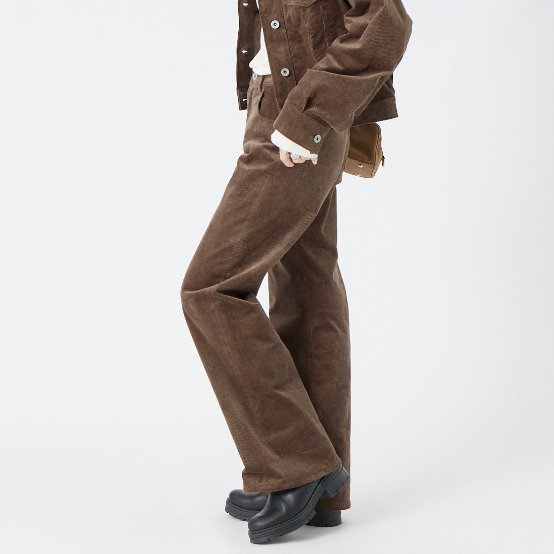 Noir Fabrik [ヌワールファブリック] コーデュロイフレアパンツ [IN43-PT-6] BROWN &&モデル身長：162cm 着用サイズ：S&&