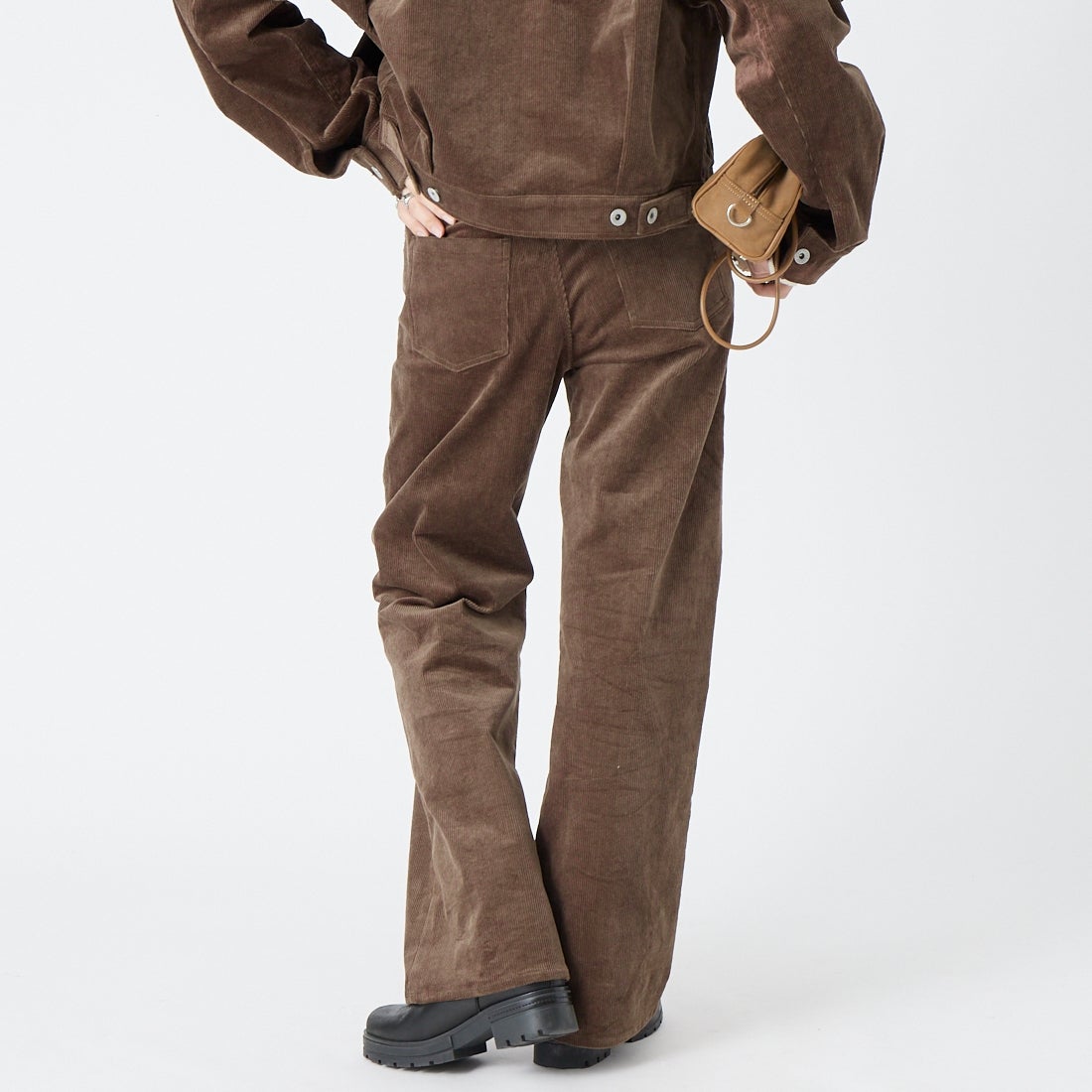 Noir Fabrik [ヌワールファブリック] コーデュロイフレアパンツ [IN43-PT-6] BROWN &&モデル身長：162cm 着用サイズ：S&&