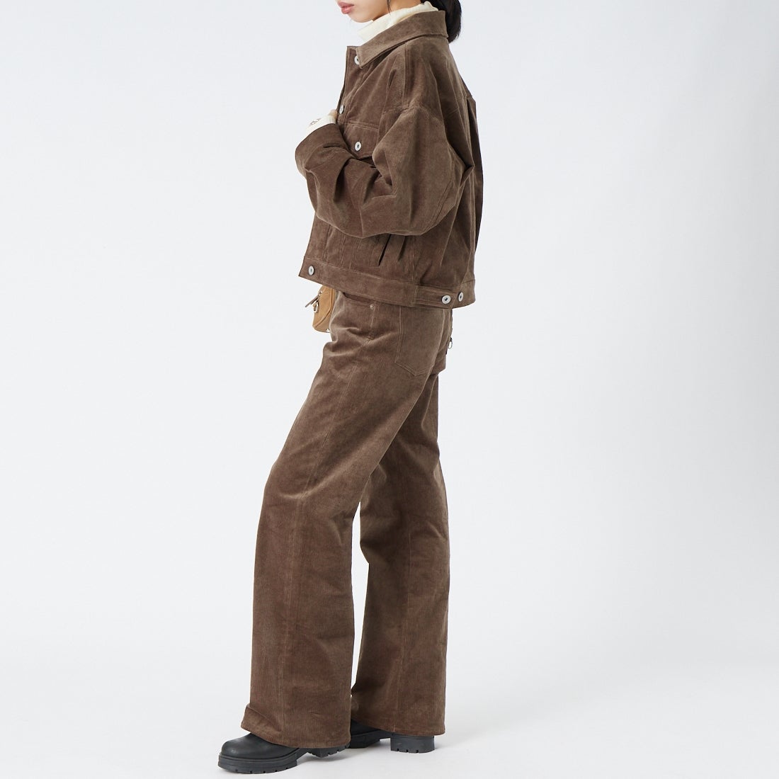 Noir Fabrik [ヌワールファブリック] コーデュロイフレアパンツ [IN43-PT-6] BROWN &&モデル身長：162cm 着用サイズ：S&&