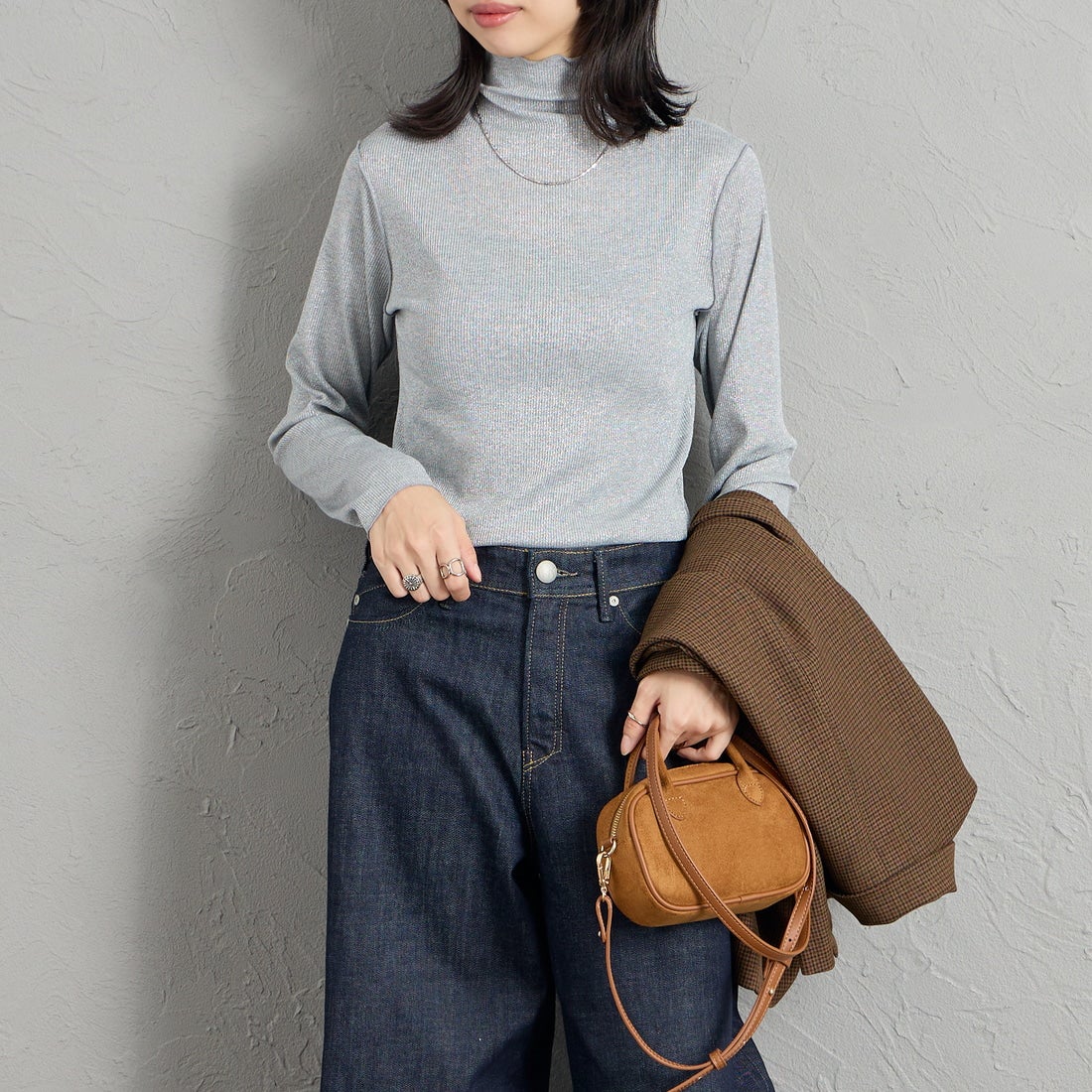 Maison de L'allure [メゾン ドゥ ラリュール] ハイネックラメニットソー [M26332013] 07 GRAY &&モデル身長：162cm 着用サイズ：F&&