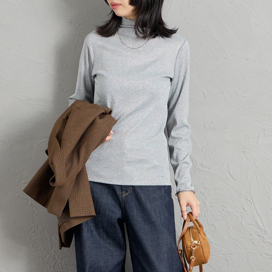 Maison de L'allure [メゾン ドゥ ラリュール] ハイネックラメニットソー [M26332013] 07 GRAY &&モデル身長：162cm 着用サイズ：F&&
