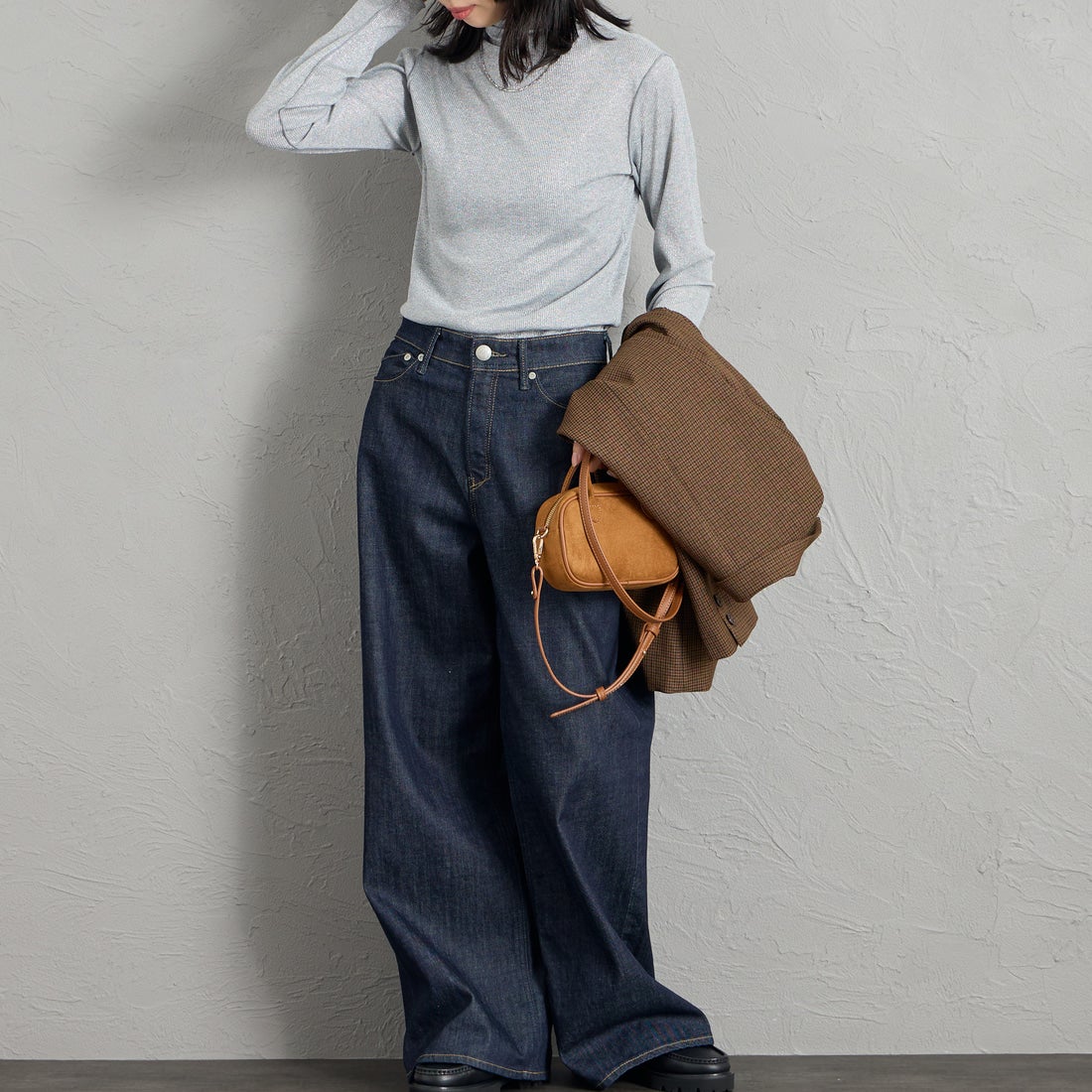 Maison de L'allure [メゾン ドゥ ラリュール] ハイネックラメニットソー [M26332013] 07 GRAY &&モデル身長：162cm 着用サイズ：F&&