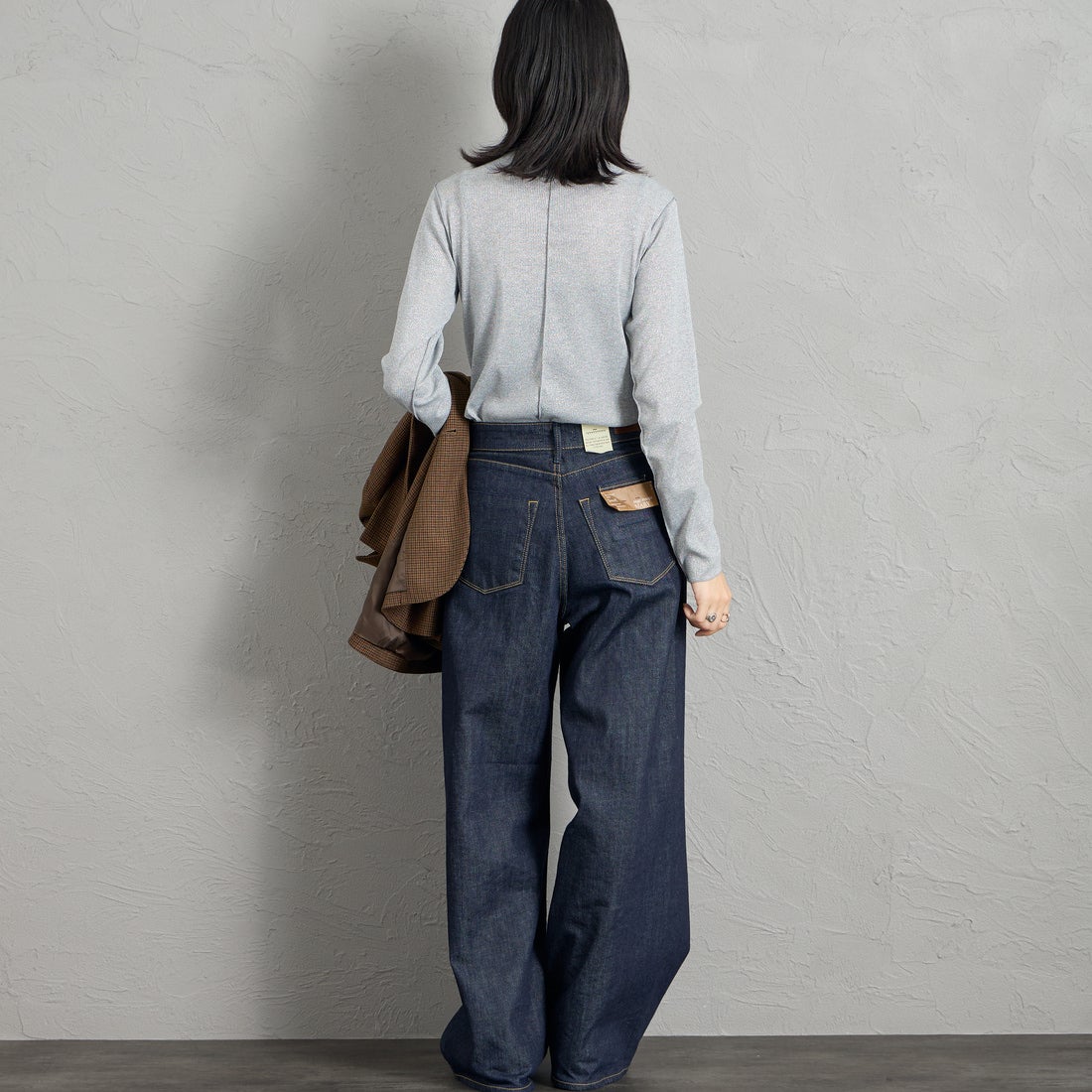 Maison de L'allure [メゾン ドゥ ラリュール] ハイネックラメニットソー [M26332013] 07 GRAY &&モデル身長：162cm 着用サイズ：F&&