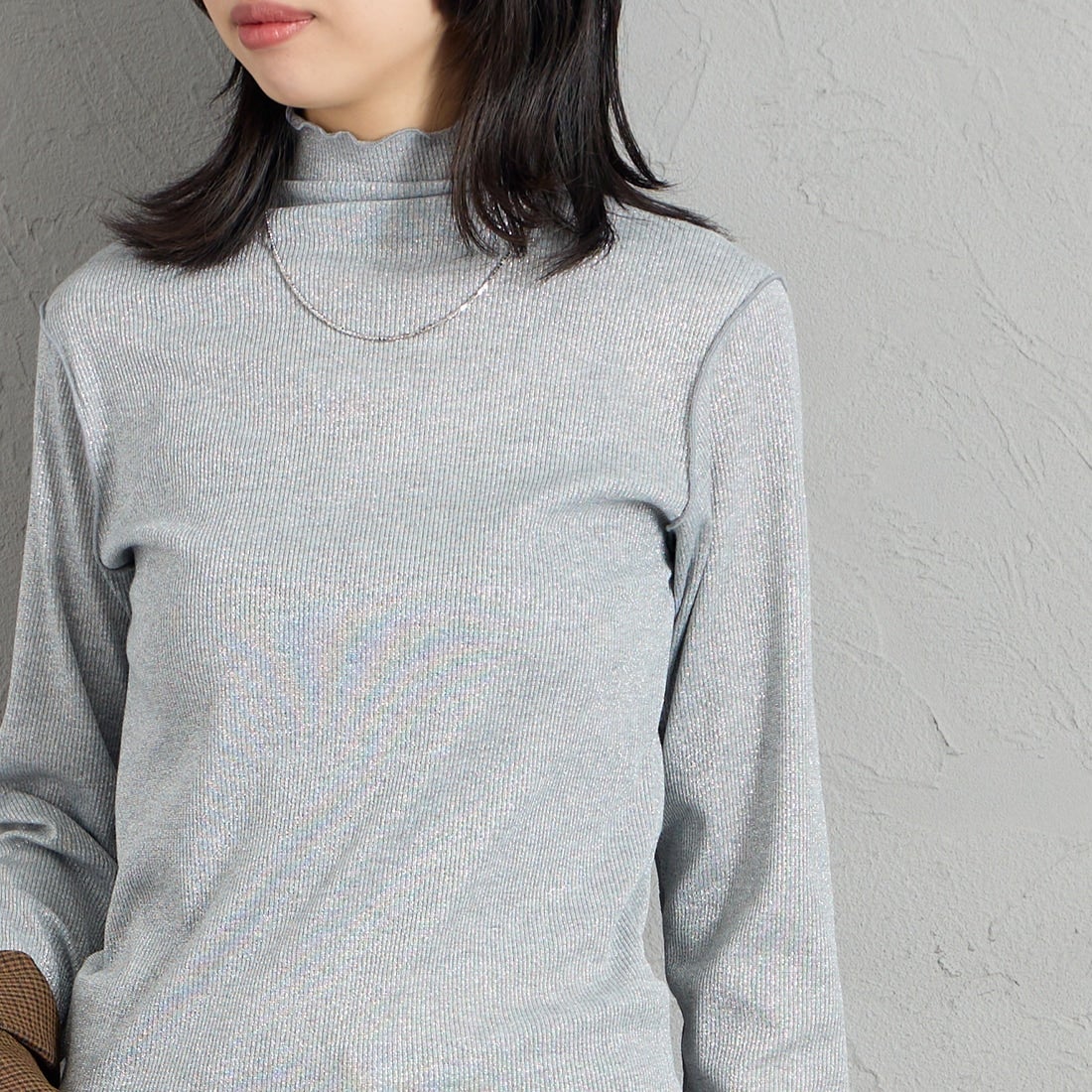Maison de L'allure [メゾン ドゥ ラリュール] ハイネックラメニットソー [M26332013] 07 GRAY &&モデル身長：162cm 着用サイズ：F&&