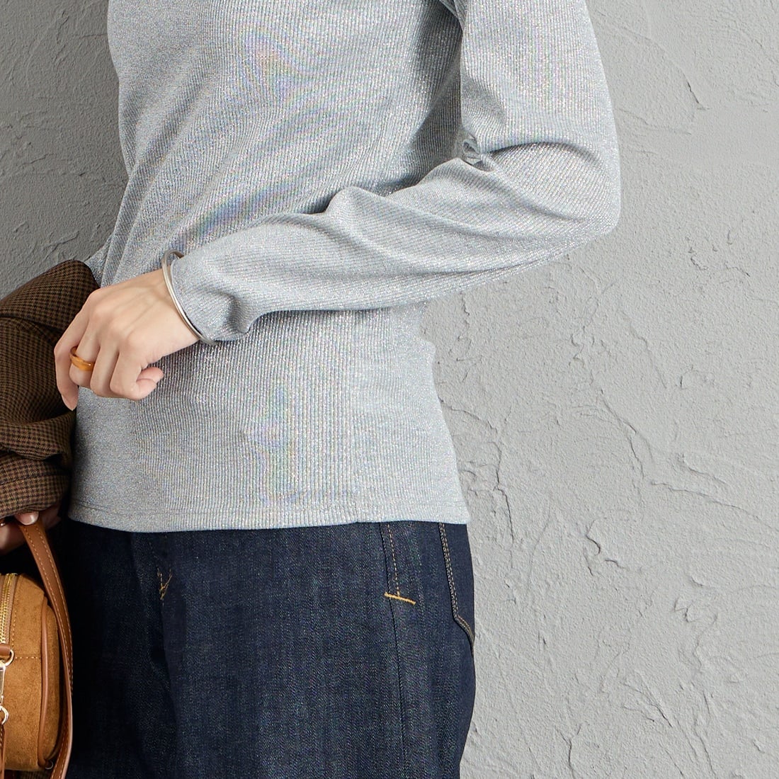 Maison de L'allure [メゾン ドゥ ラリュール] ハイネックラメニットソー [M26332013] 07 GRAY &&モデル身長：162cm 着用サイズ：F&&