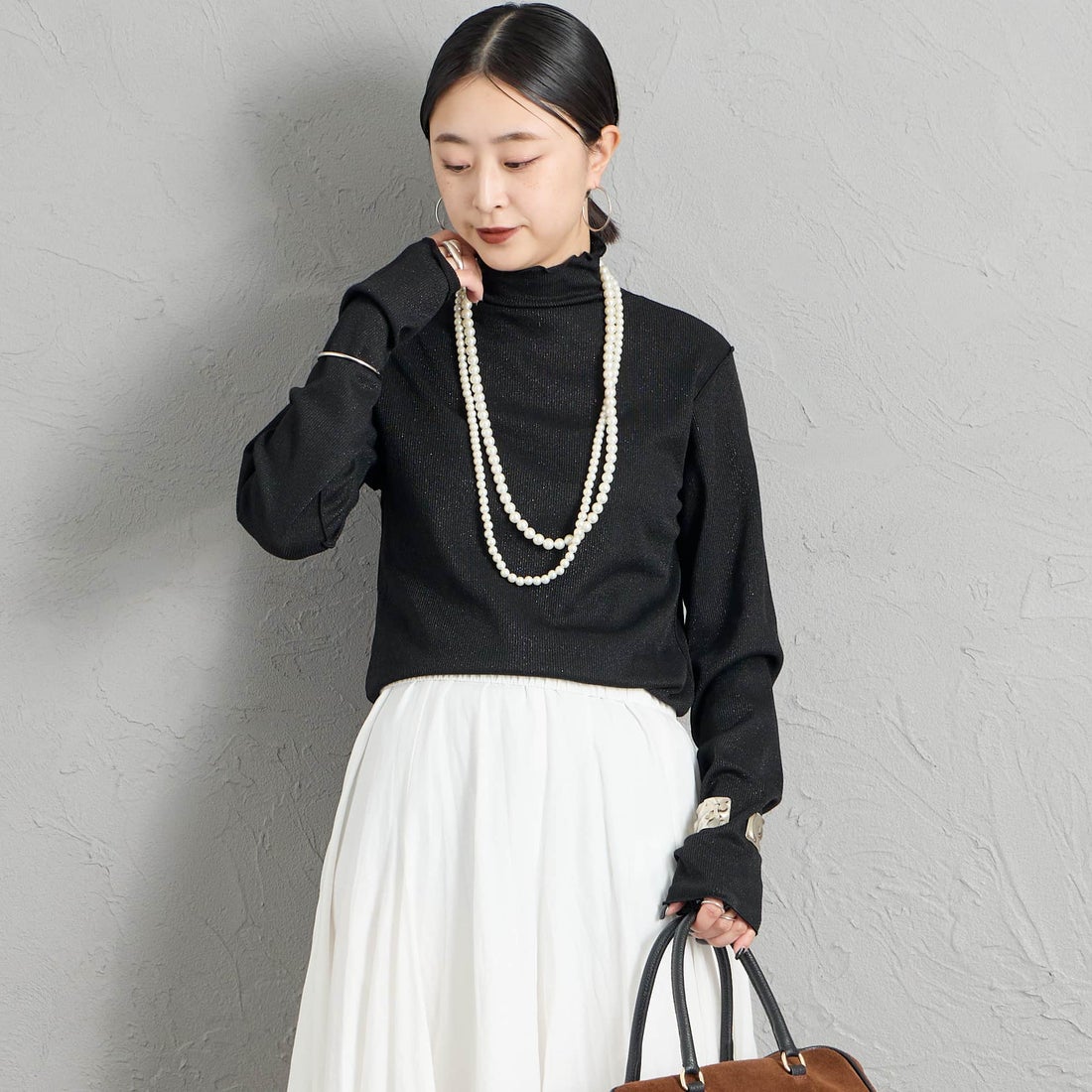 Maison de L'allure [メゾン ドゥ ラリュール] ハイネックラメニットソー [M26332013] 09 BLACK &&モデル身長：150cm 着用サイズ：F&&