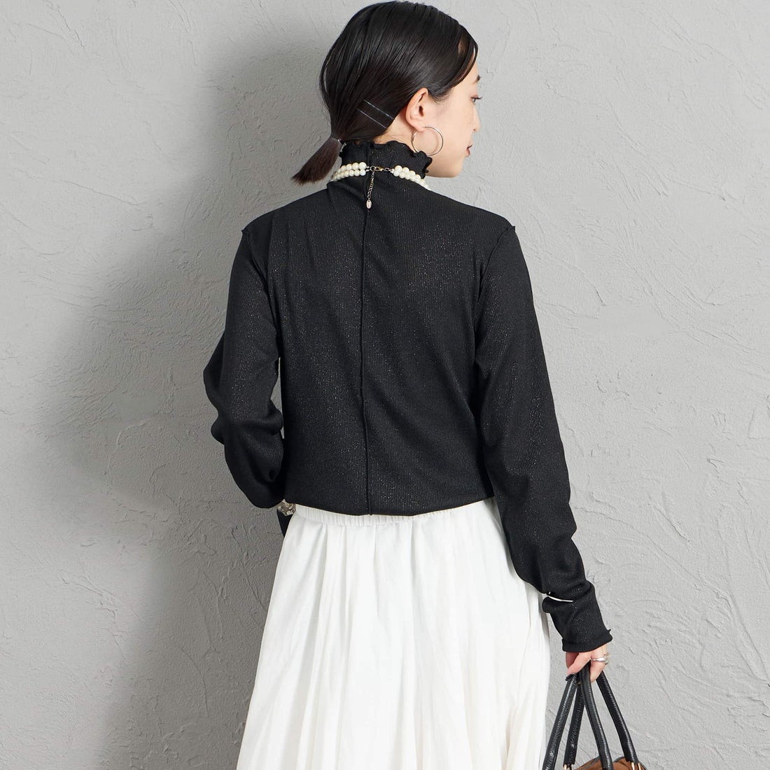 Maison de L'allure [メゾン ドゥ ラリュール] ハイネックラメニットソー [M26332013] 09 BLACK &&モデル身長：150cm 着用サイズ：F&&