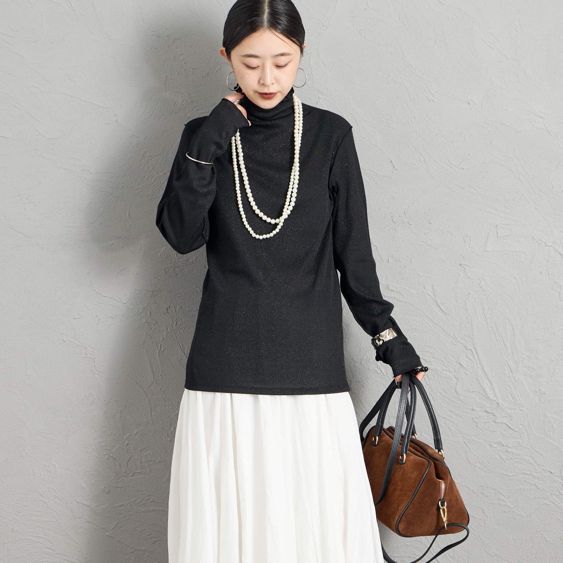 Maison de L'allure [メゾン ドゥ ラリュール] ハイネックラメニットソー [M26332013] 09 BLACK &&モデル身長：150cm 着用サイズ：F&&