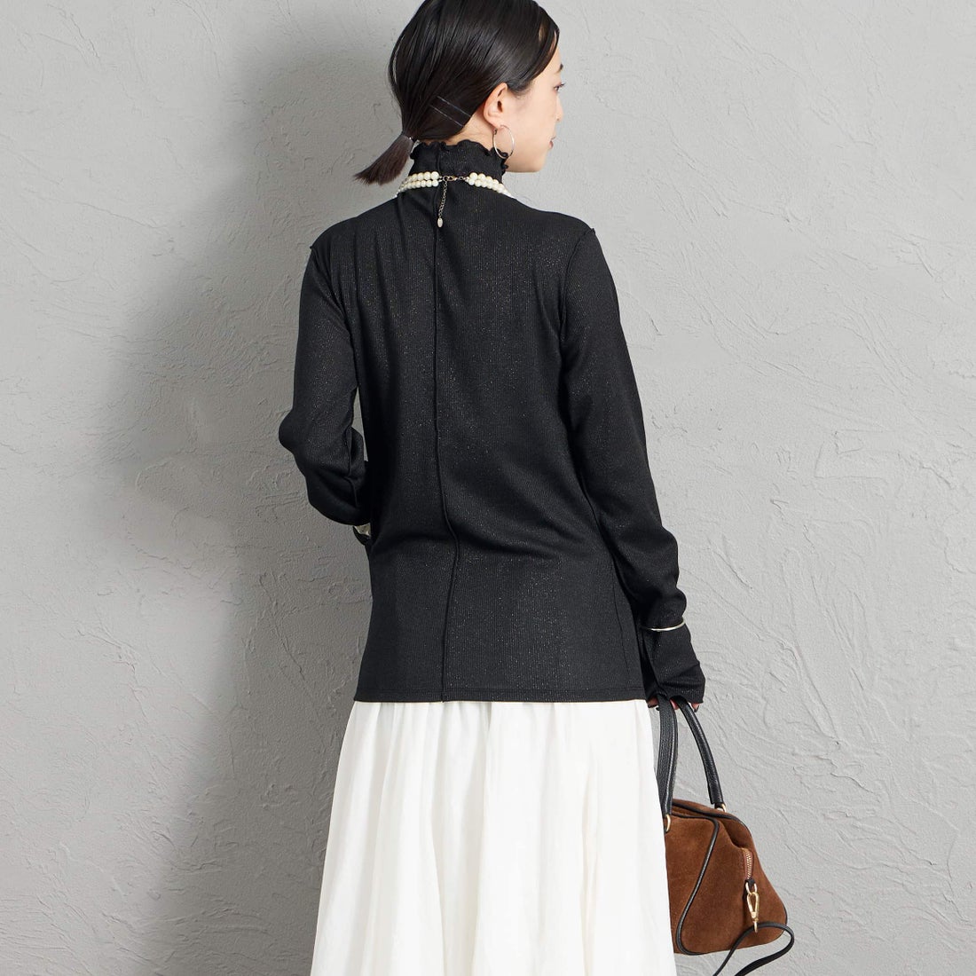 Maison de L'allure [メゾン ドゥ ラリュール] ハイネックラメニットソー [M26332013] 09 BLACK &&モデル身長：150cm 着用サイズ：F&&
