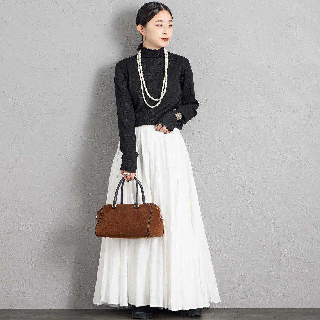 Maison de L'allure [メゾン ドゥ ラリュール] ハイネックラメニットソー [M26332013] 09 BLACK &&モデル身長：150cm 着用サイズ：F&&