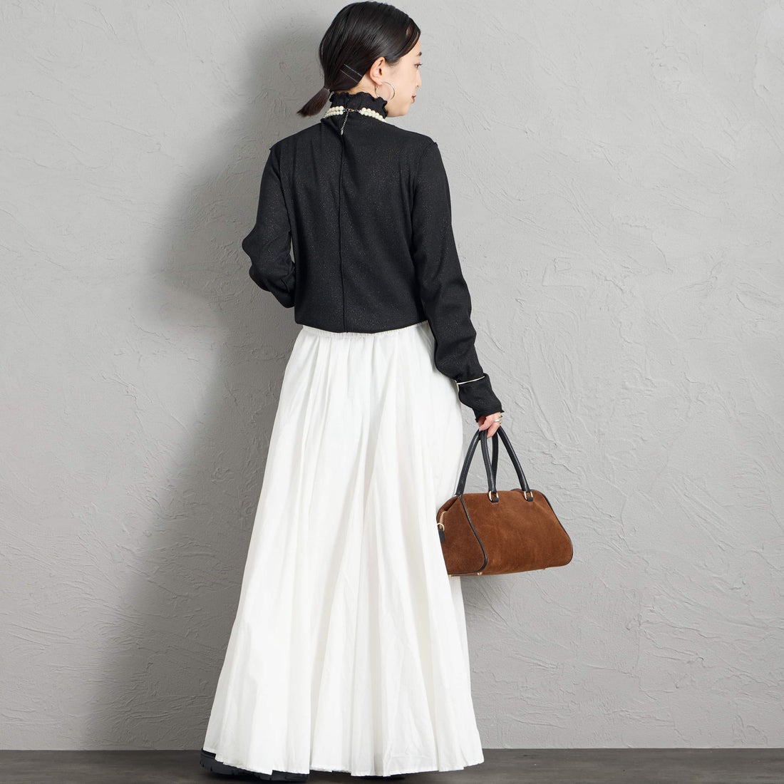 Maison de L'allure [メゾン ドゥ ラリュール] ハイネックラメニットソー [M26332013] 09 BLACK &&モデル身長：150cm 着用サイズ：F&&