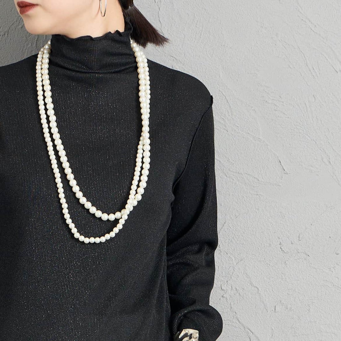 Maison de L'allure [メゾン ドゥ ラリュール] ハイネックラメニットソー [M26332013] 09 BLACK &&モデル身長：150cm 着用サイズ：F&&