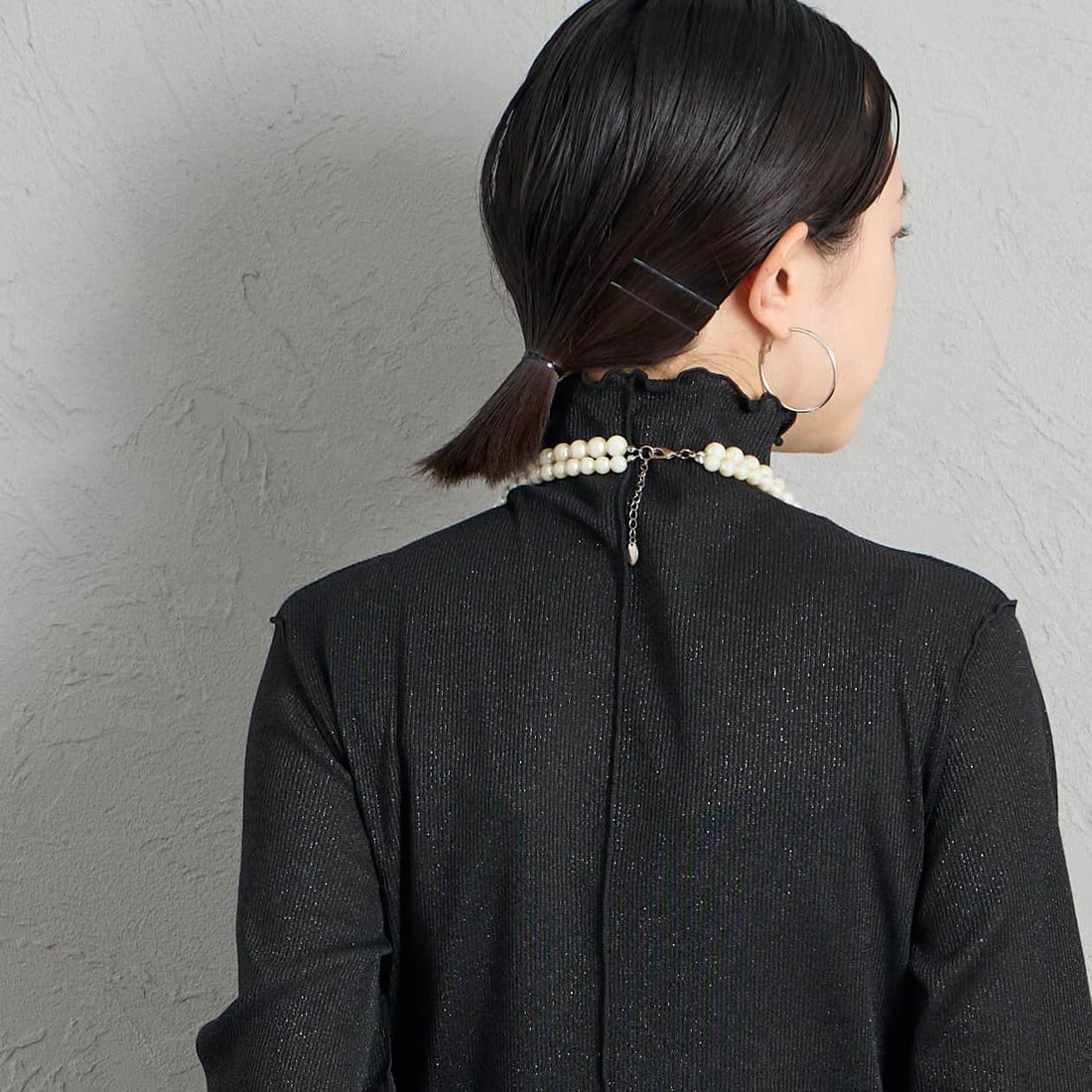Maison de L'allure [メゾン ドゥ ラリュール] ハイネックラメニットソー [M26332013] 09 BLACK &&モデル身長：150cm 着用サイズ：F&&