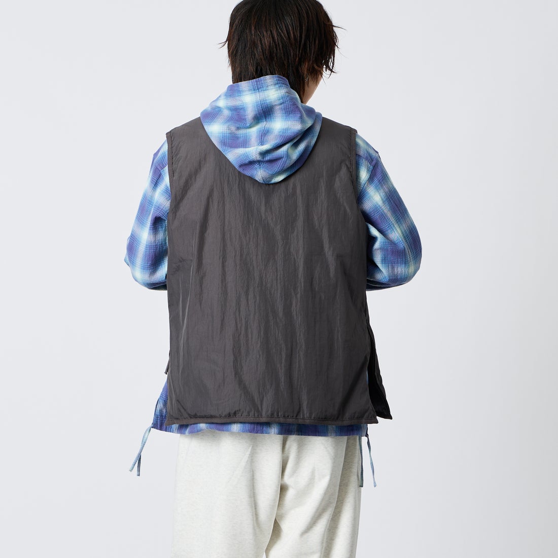 TAION [タイオン] 別注 リバーシブル ライトダウンベスト [TAION-JFC02] D.CHARCOAL &&モデル身長：177cm 着用サイズ：L&&
