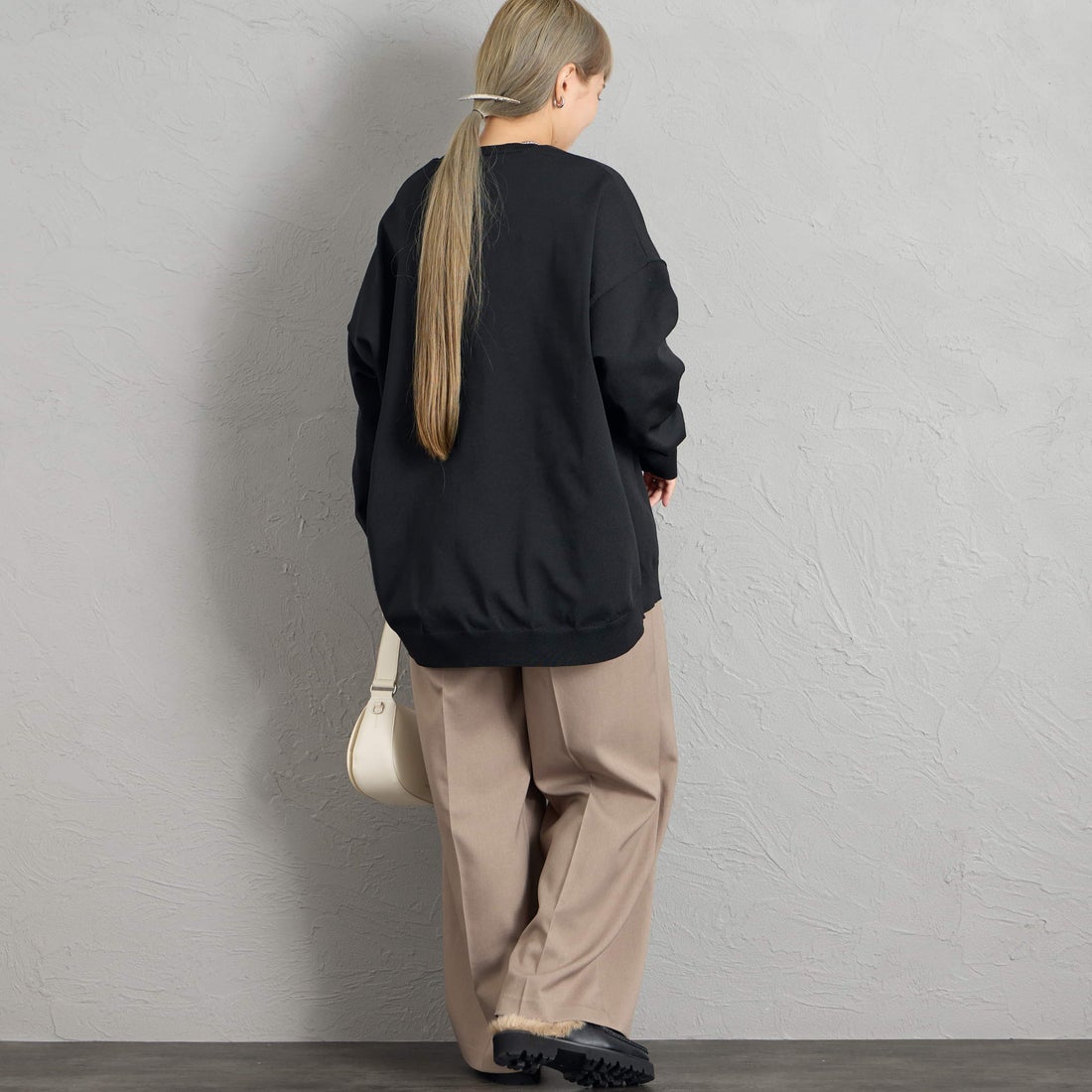 mizuiro ind [ミズイロインド] クルーネックワイドプルオーバー [3-220150] 99 BLACK &&モデル身長：156cm 着用サイズ：F&&