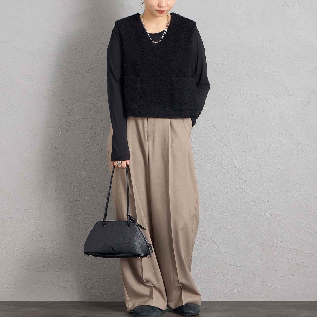 mizuiro ind [ミズイロインド] ボアベスト [3-210063] 99 BLACK &&モデル身長：156cm 着用サイズ：F&&