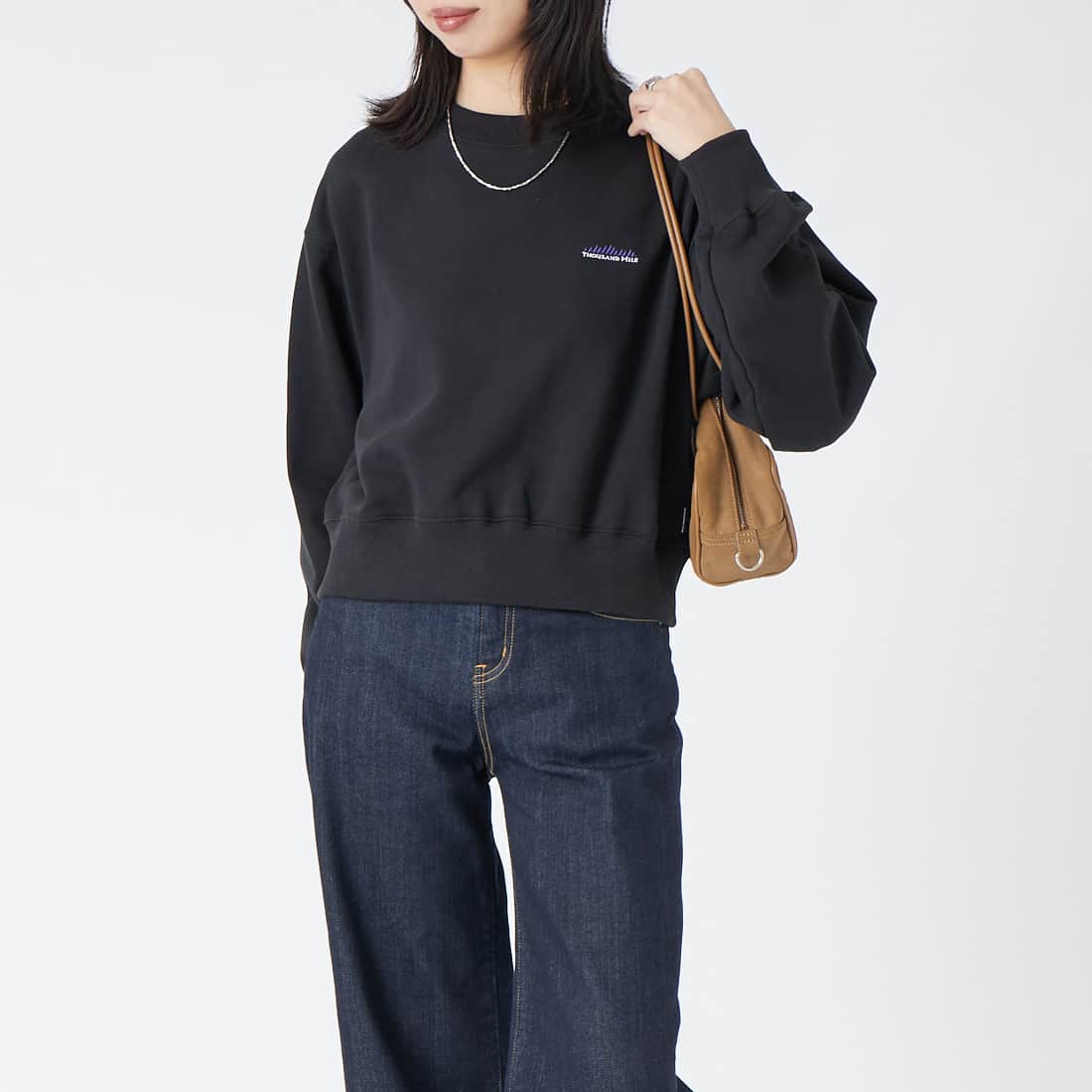THOUSAND MILE [サウザンド マイル] 裏毛素材ショート丈クルーネックプルオーバー [TM262UK00262] 09 BLACK &&モデル身長：162cm 着用サイズ：F&&