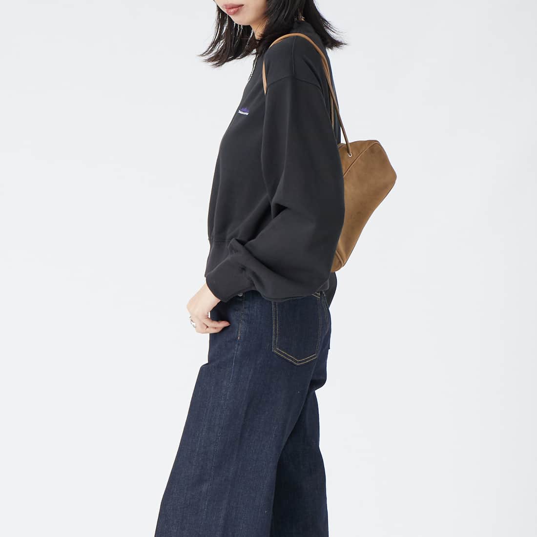 THOUSAND MILE [サウザンド マイル] 裏毛素材ショート丈クルーネックプルオーバー [TM262UK00262] 09 BLACK &&モデル身長：162cm 着用サイズ：F&&