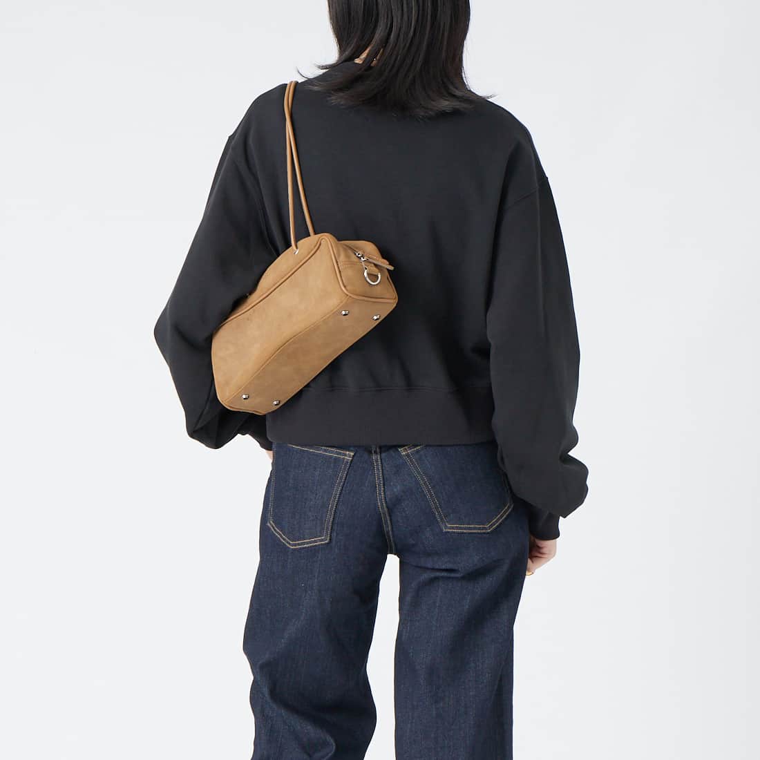 THOUSAND MILE [サウザンド マイル] 裏毛素材ショート丈クルーネックプルオーバー [TM262UK00262] 09 BLACK &&モデル身長：162cm 着用サイズ：F&&