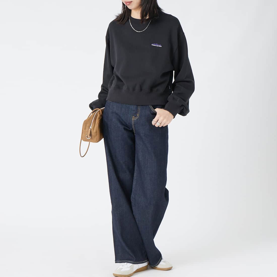 THOUSAND MILE [サウザンド マイル] 裏毛素材ショート丈クルーネックプルオーバー [TM262UK00262] 09 BLACK &&モデル身長：162cm 着用サイズ：F&&