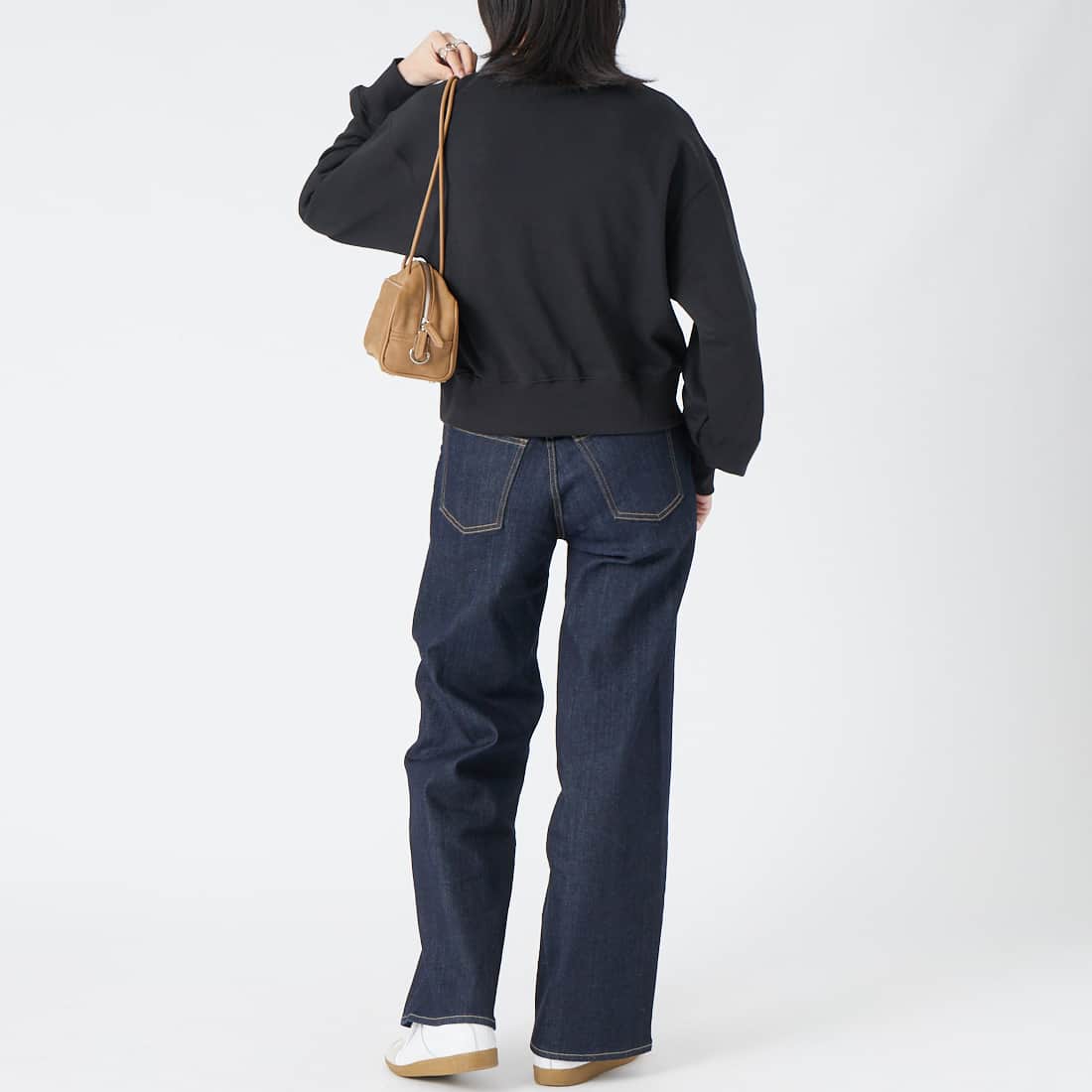 THOUSAND MILE [サウザンド マイル] 裏毛素材ショート丈クルーネックプルオーバー [TM262UK00262] 09 BLACK &&モデル身長：162cm 着用サイズ：F&&