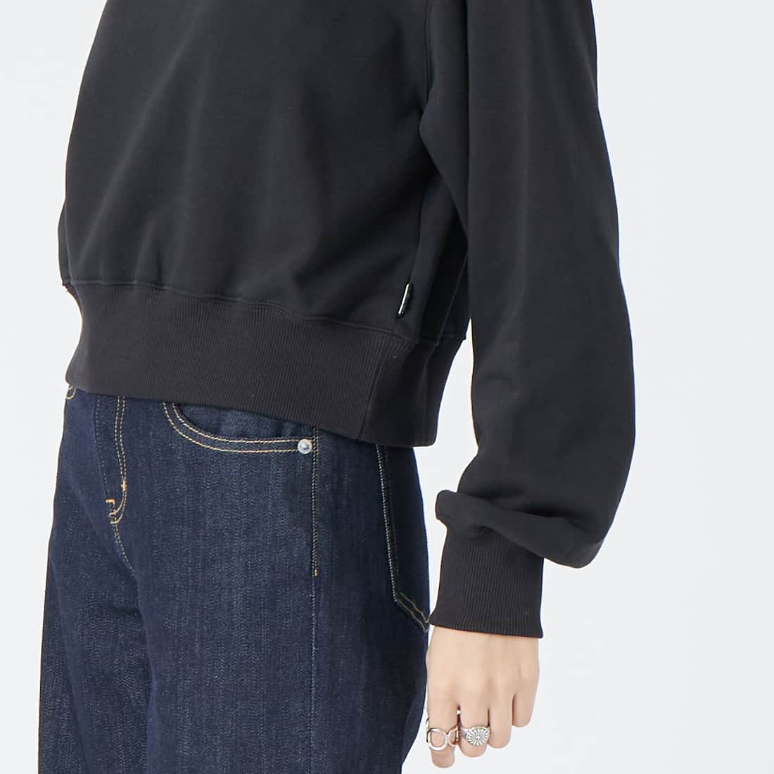 THOUSAND MILE [サウザンド マイル] 裏毛素材ショート丈クルーネックプルオーバー [TM262UK00262] 09 BLACK &&モデル身長：162cm 着用サイズ：F&&