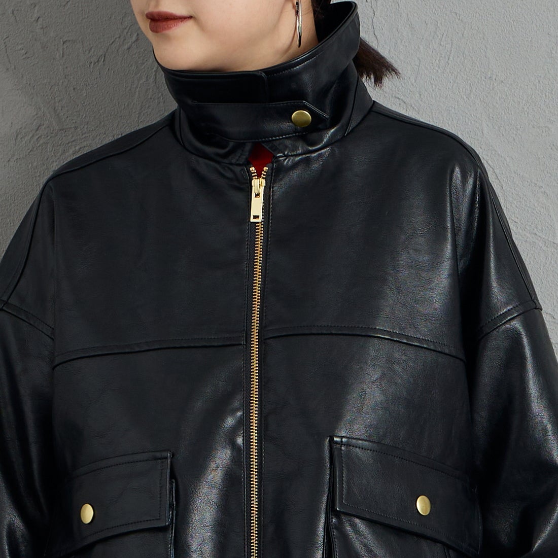 AULENTTI [オウレンティ] 別注 ボアカラー フェイクレザージャケット [G0104004-JF] BLKﾚｻﾞｰ &&モデル身長：150cm 着用サイズ：F&&