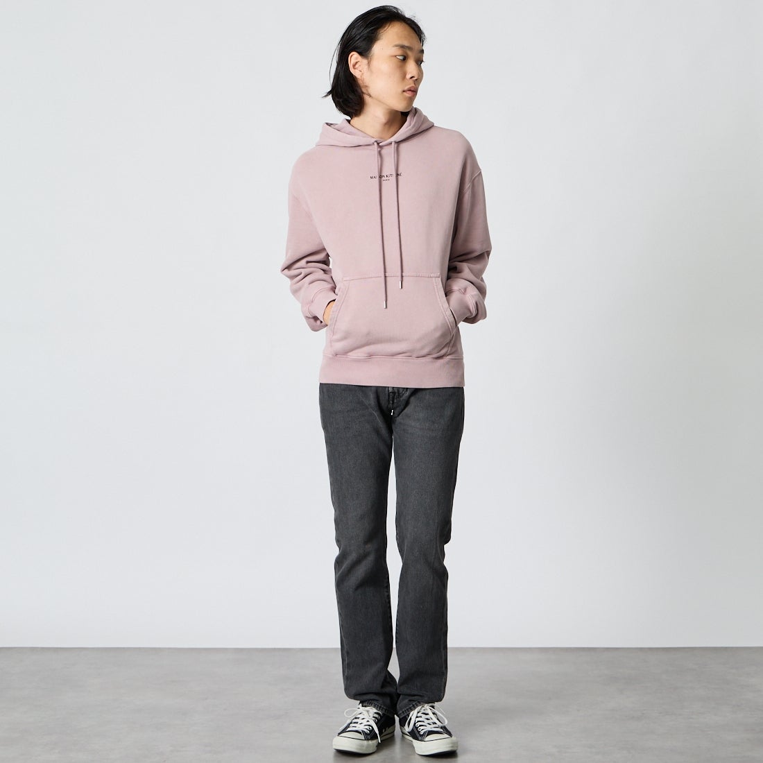 MAISON KITSUNE [メゾン キツネ] Maison Kitsune Paris フェードコンフォートフーディ [MRMJH06KMBIT4] 0611 MISTY &&モデル身長：175cm 着用サイズ：S&&