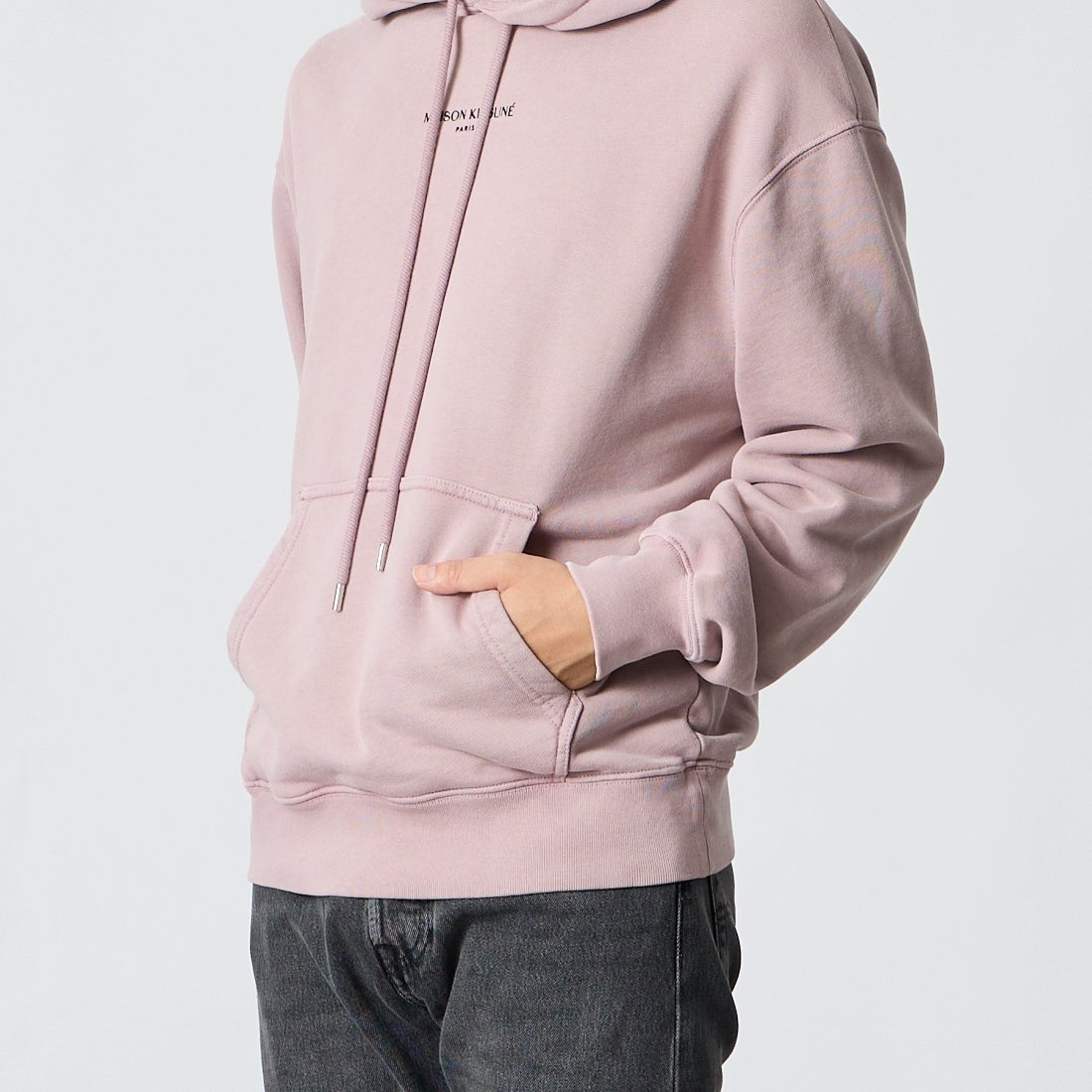 MAISON KITSUNE [メゾン キツネ] Maison Kitsune Paris フェードコンフォートフーディ [MRMJH06KMBIT4] 0611 MISTY &&モデル身長：175cm 着用サイズ：S&&