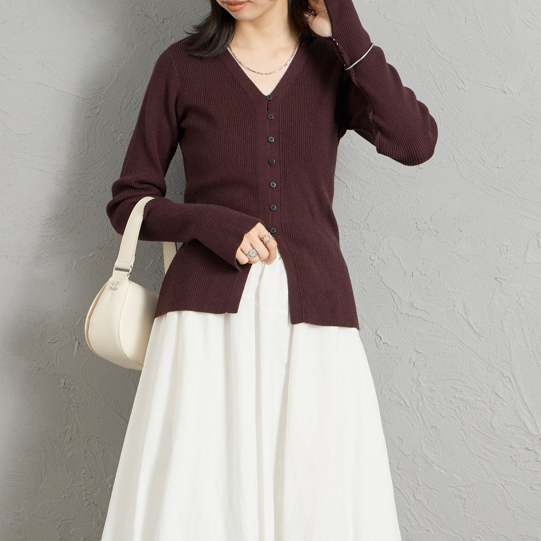 Maison de L'allure [メゾン ドゥ ラリュール] Vネック 配色ステッチリブニットカーディガン [M26331018] 28 BROWN &&モデル身長：162cm 着用サイズ：F&&