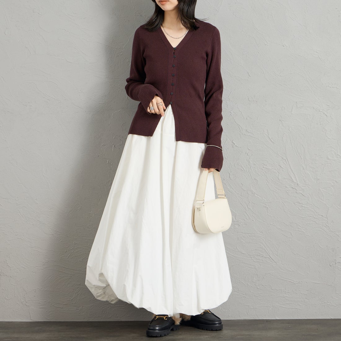 Maison de L'allure [メゾン ドゥ ラリュール] Vネック 配色ステッチリブニットカーディガン [M26331018] 28 BROWN &&モデル身長：162cm 着用サイズ：F&&