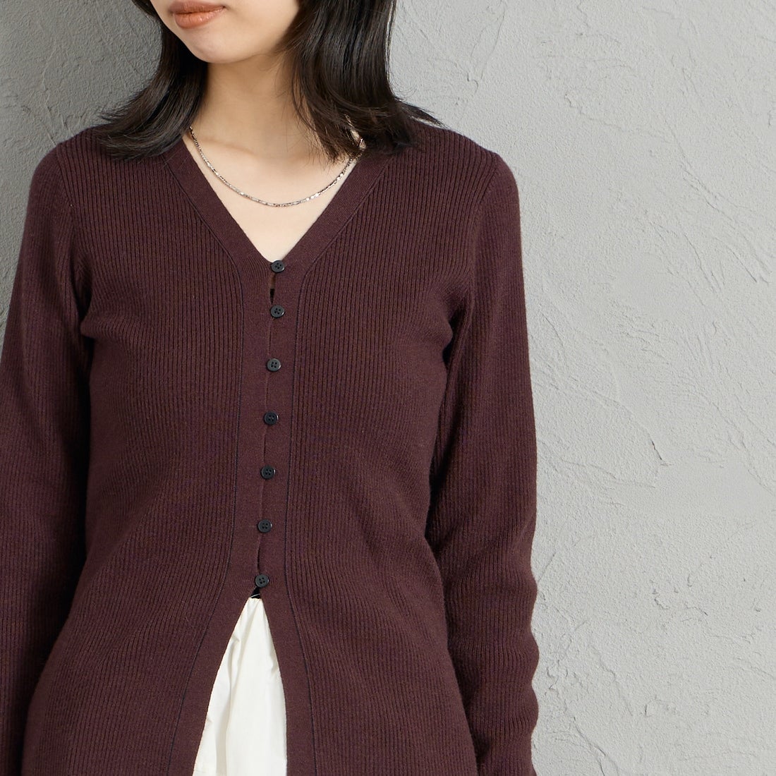Maison de L'allure [メゾン ドゥ ラリュール] Vネック 配色ステッチリブニットカーディガン [M26331018] 28 BROWN &&モデル身長：162cm 着用サイズ：F&&