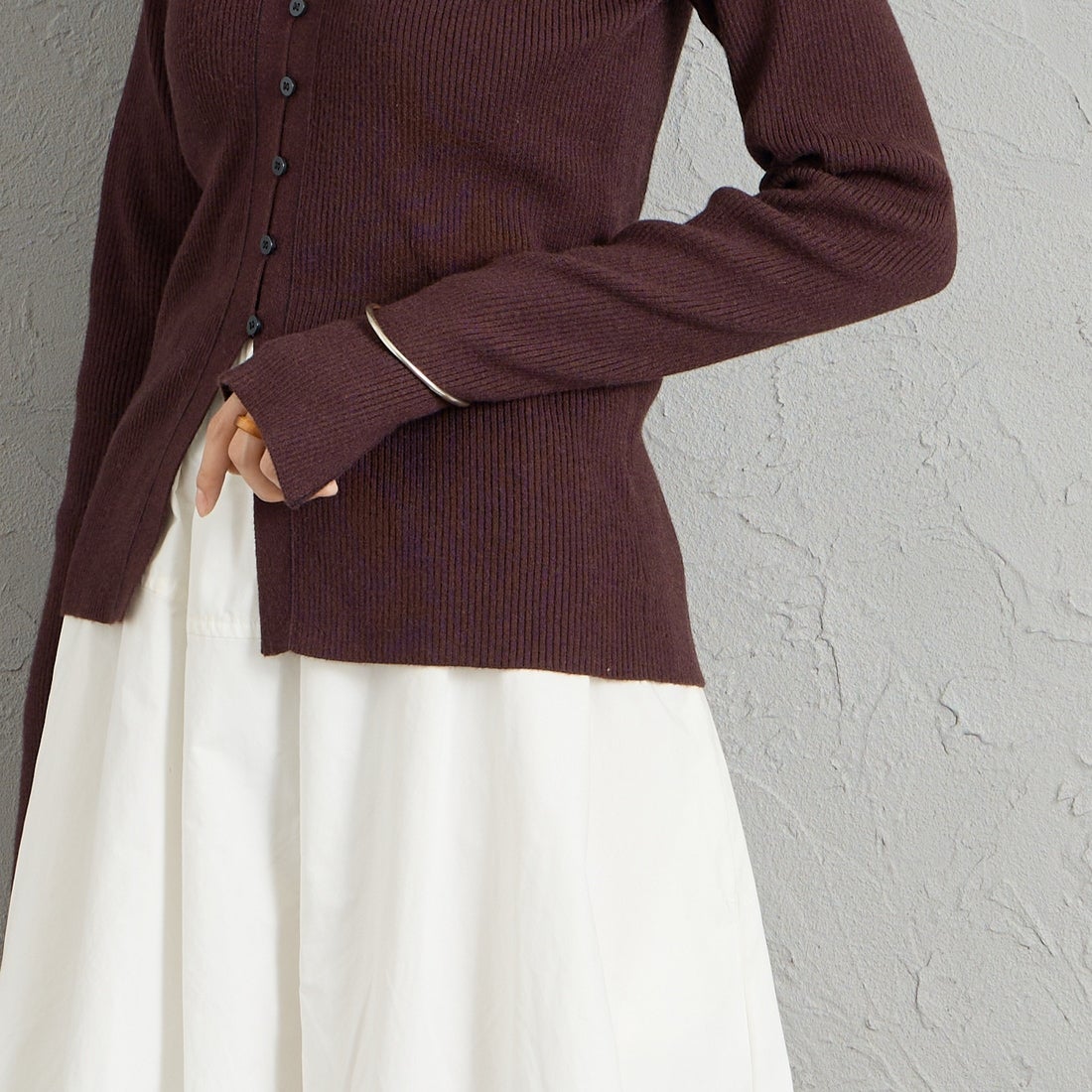 Maison de L'allure [メゾン ドゥ ラリュール] Vネック 配色ステッチリブニットカーディガン [M26331018] 28 BROWN &&モデル身長：162cm 着用サイズ：F&&