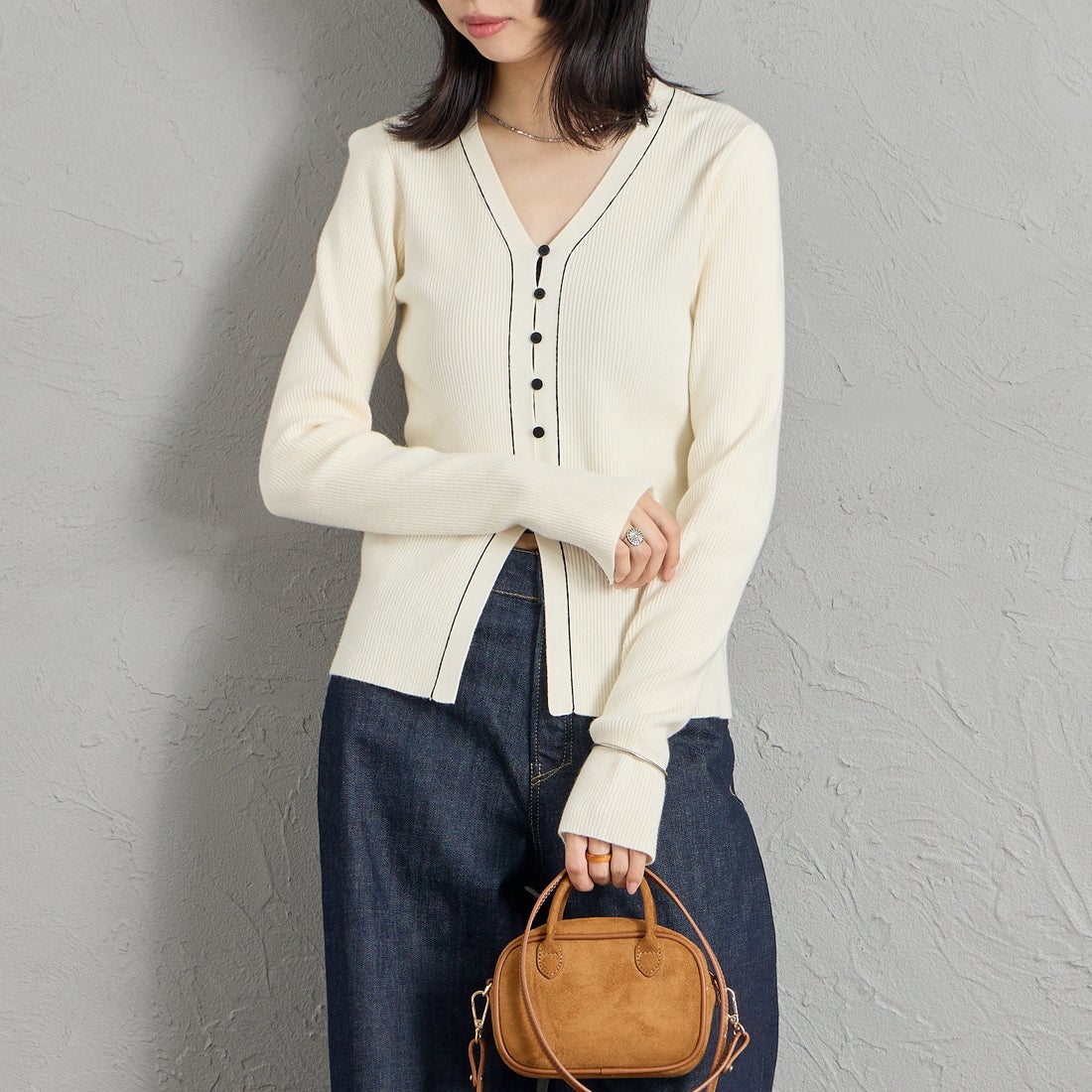 Maison de L'allure [メゾン ドゥ ラリュール] Vネック 配色ステッチリブニットカーディガン [M26331018] 02 OFF &&モデル身長：162cm 着用サイズ：F&&