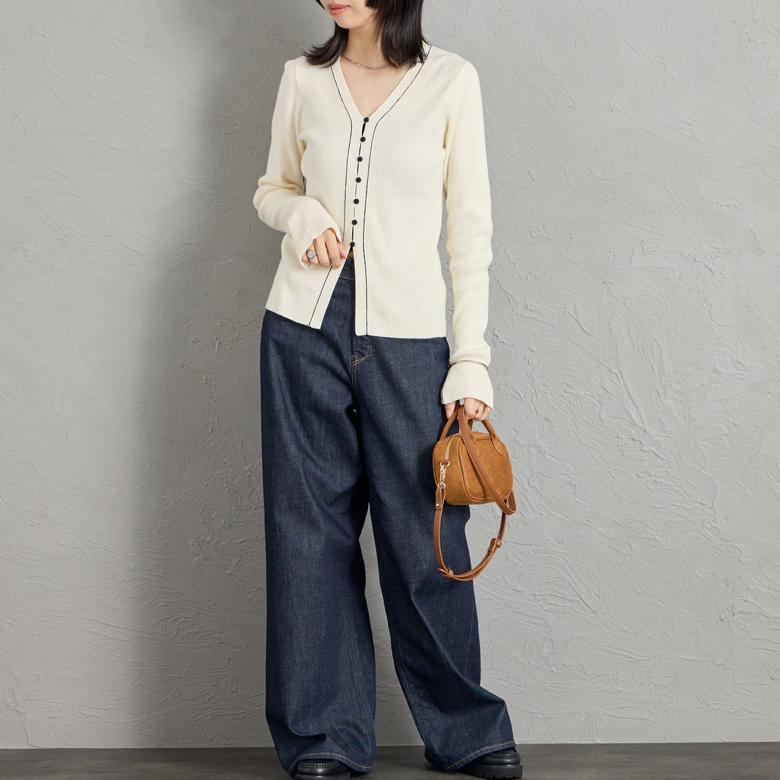 Maison de L'allure [メゾン ドゥ ラリュール] Vネック 配色ステッチリブニットカーディガン [M26331018] 02 OFF &&モデル身長：162cm 着用サイズ：F&&