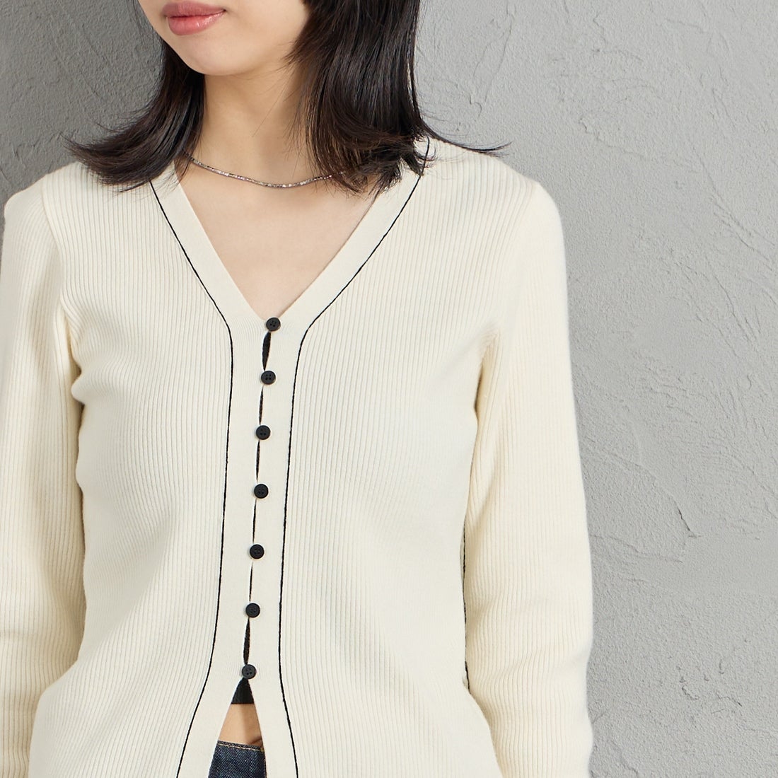 Maison de L'allure [メゾン ドゥ ラリュール] Vネック 配色ステッチリブニットカーディガン [M26331018] 02 OFF &&モデル身長：162cm 着用サイズ：F&&
