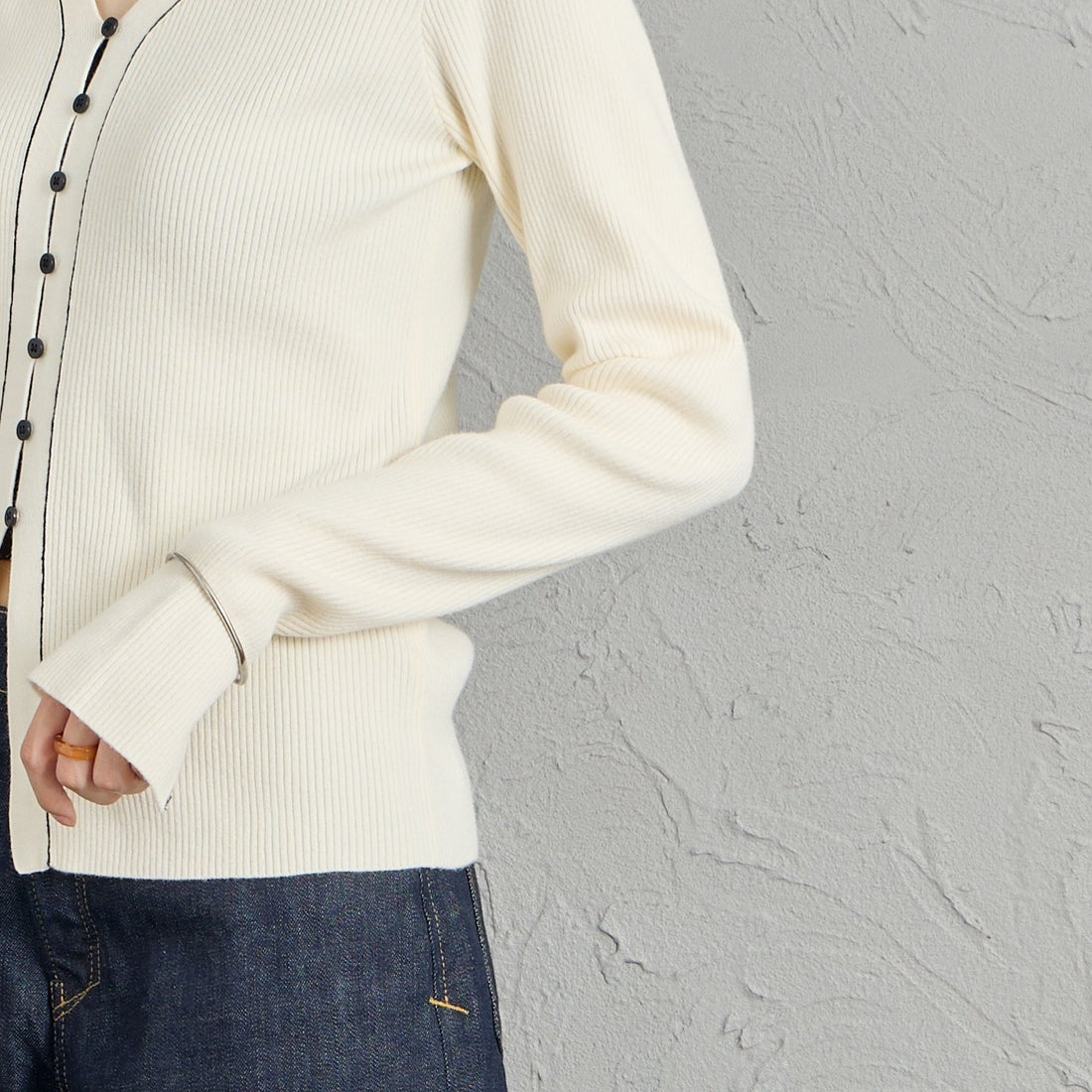 Maison de L'allure [メゾン ドゥ ラリュール] Vネック 配色ステッチリブニットカーディガン [M26331018] 02 OFF &&モデル身長：162cm 着用サイズ：F&&