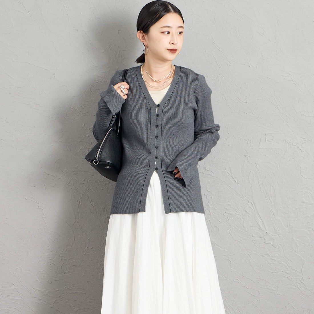 Maison de L'allure [メゾン ドゥ ラリュール] Vネック 配色ステッチリブニットカーディガン [M26331018] 08 CHARCOA &&モデル身長：150cm 着用サイズ：F&&