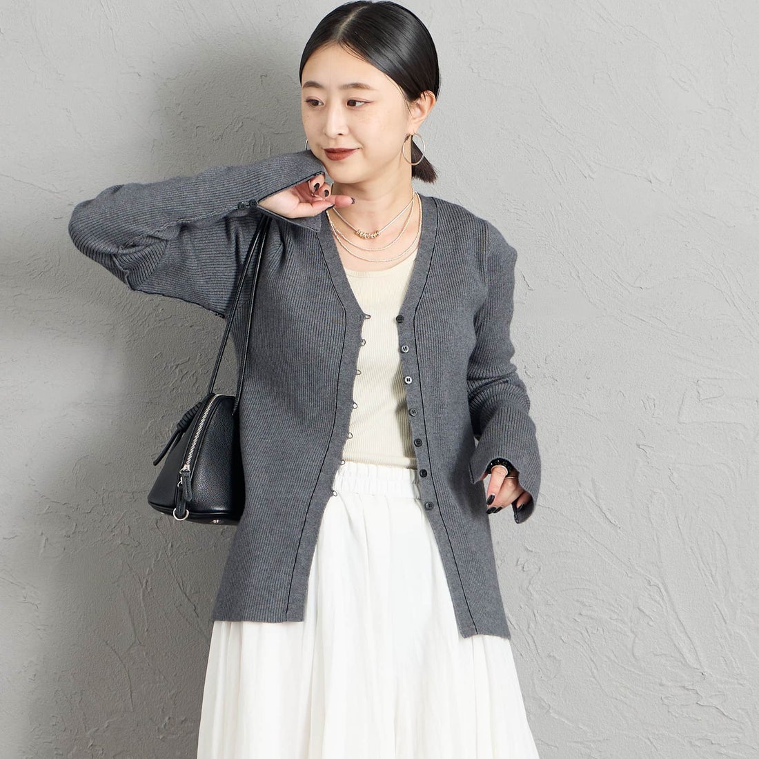 Maison de L'allure [メゾン ドゥ ラリュール] Vネック 配色ステッチリブニットカーディガン [M26331018] 08 CHARCOA &&モデル身長：150cm 着用サイズ：F&&