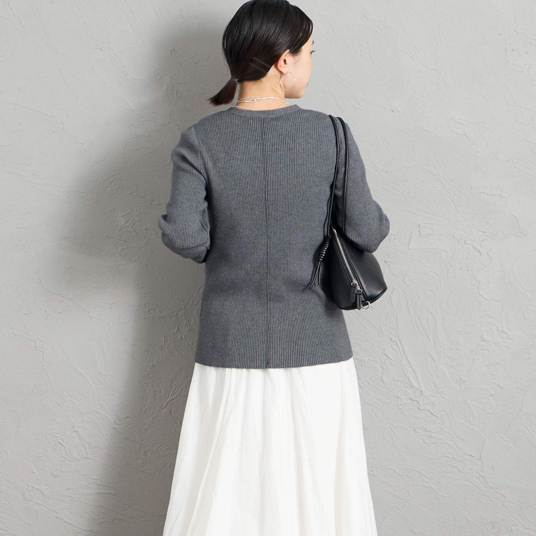 Maison de L'allure [メゾン ドゥ ラリュール] Vネック 配色ステッチリブニットカーディガン [M26331018] 08 CHARCOA &&モデル身長：150cm 着用サイズ：F&&