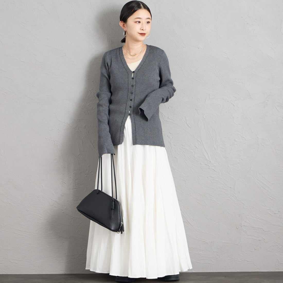 Maison de L'allure [メゾン ドゥ ラリュール] Vネック 配色ステッチリブニットカーディガン [M26331018] 08 CHARCOA &&モデル身長：150cm 着用サイズ：F&&