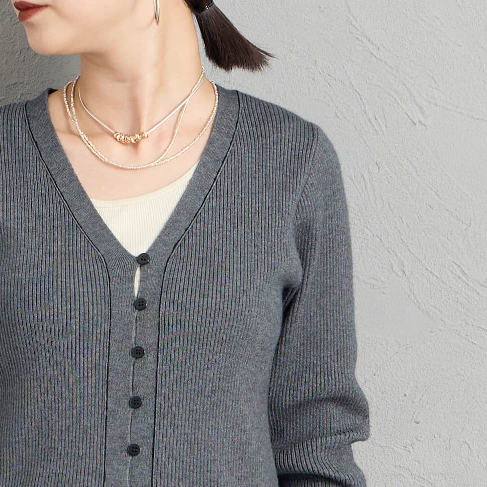 Maison de L'allure [メゾン ドゥ ラリュール] Vネック 配色ステッチリブニットカーディガン [M26331018] 08 CHARCOA &&モデル身長：150cm 着用サイズ：F&&