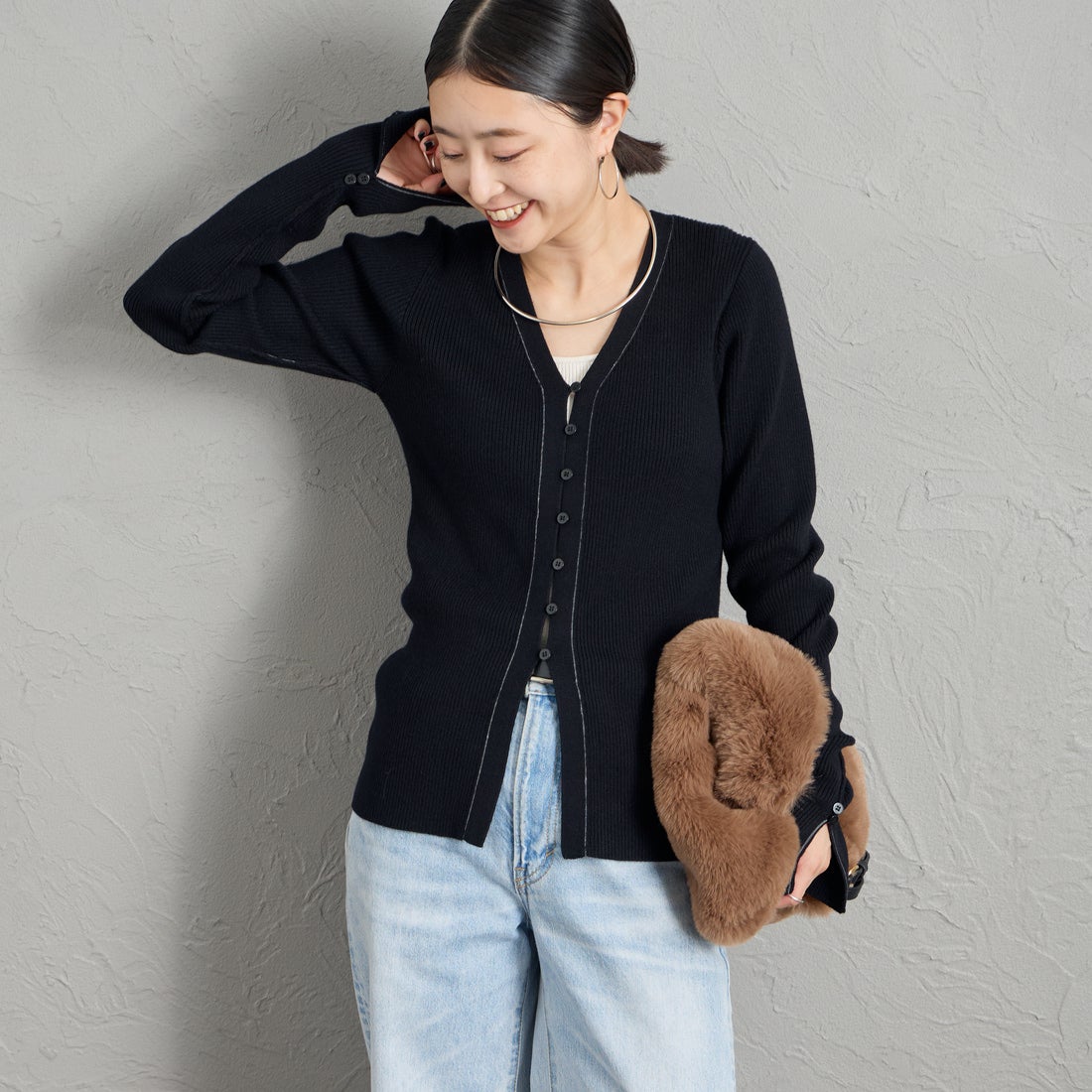 Maison de L'allure [メゾン ドゥ ラリュール] Vネック 配色ステッチリブニットカーディガン [M26331018] 09 BLACK &&モデル身長：150cm 着用サイズ：F&&