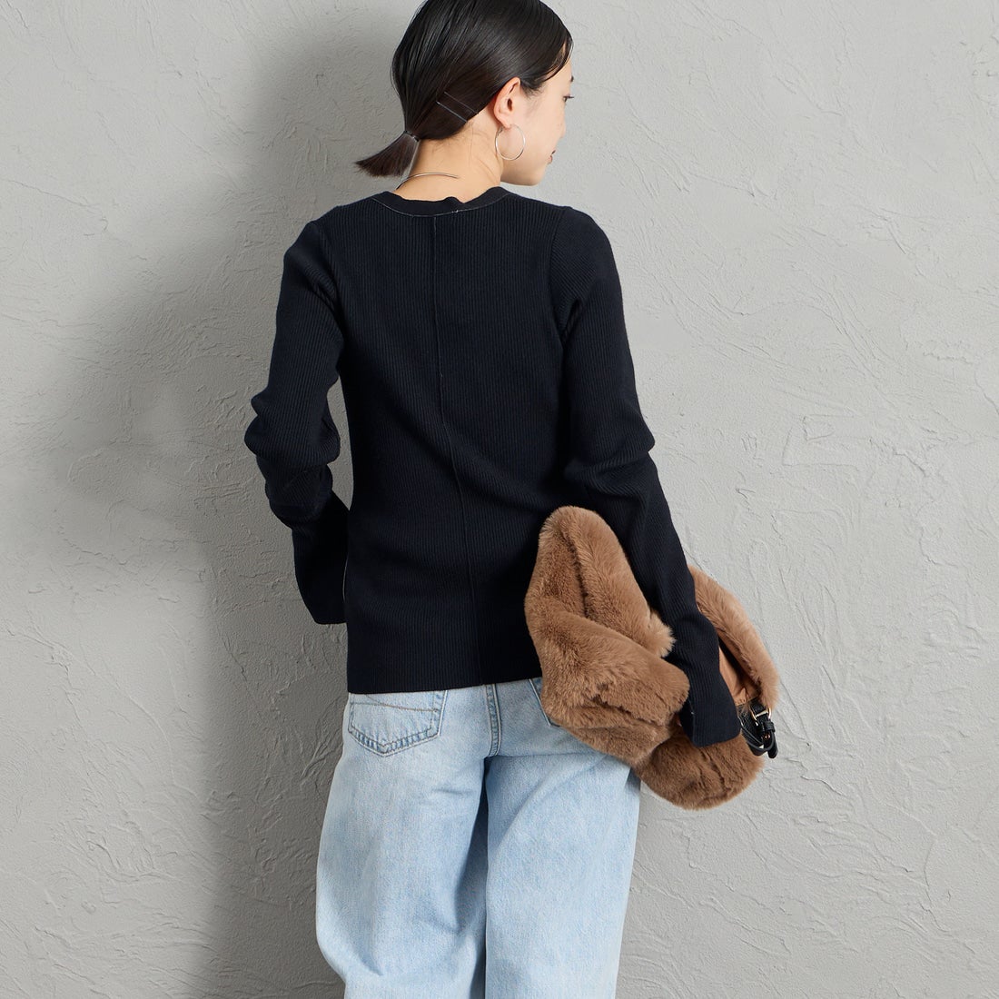 Maison de L'allure [メゾン ドゥ ラリュール] Vネック 配色ステッチリブニットカーディガン [M26331018] 09 BLACK &&モデル身長：150cm 着用サイズ：F&&