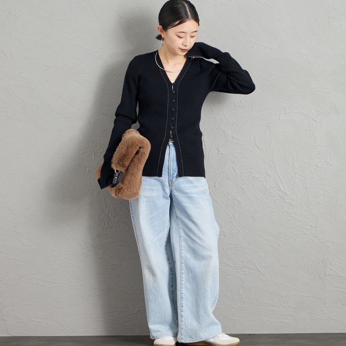 Maison de L'allure [メゾン ドゥ ラリュール] Vネック 配色ステッチリブニットカーディガン [M26331018] 09 BLACK &&モデル身長：150cm 着用サイズ：F&&