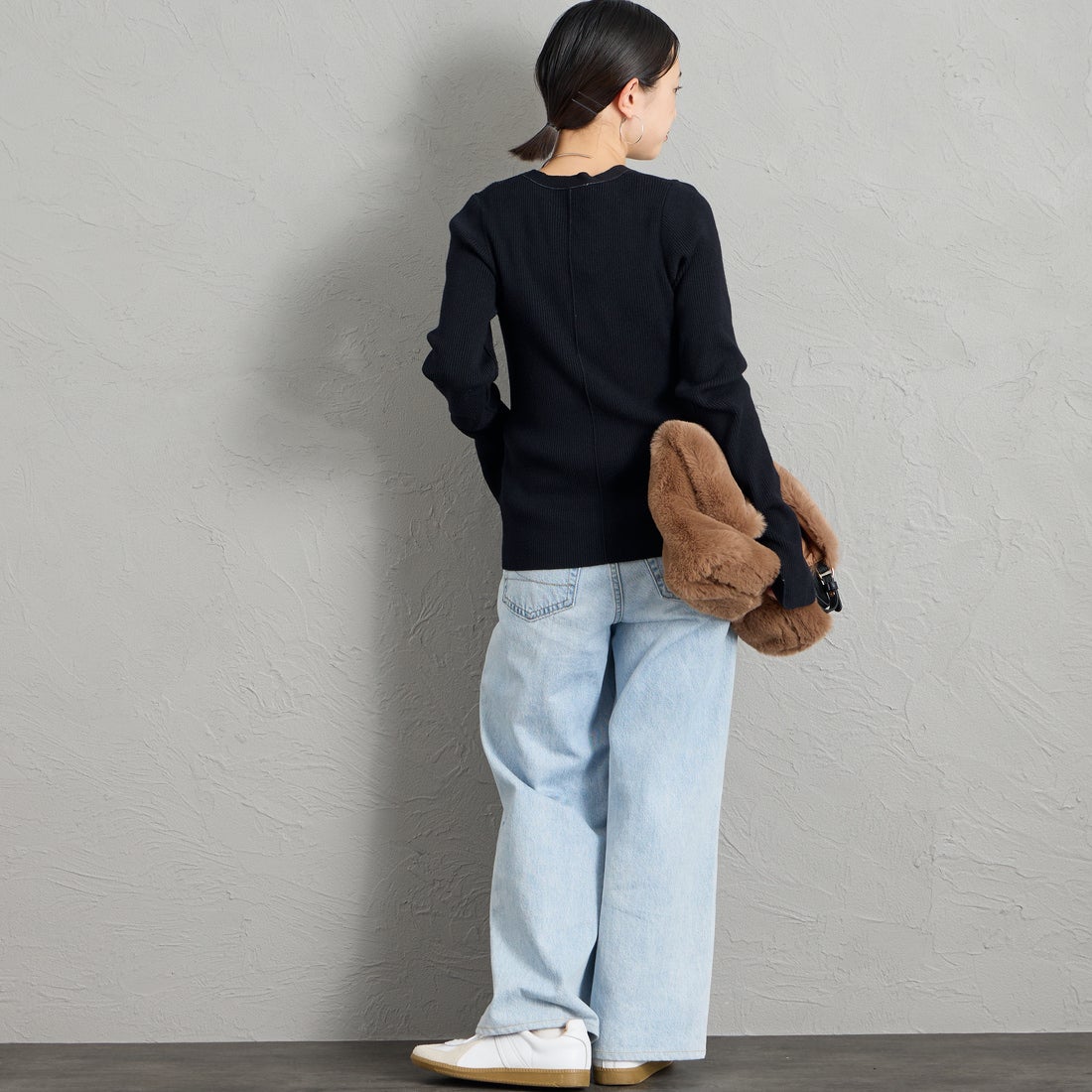 Maison de L'allure [メゾン ドゥ ラリュール] Vネック 配色ステッチリブニットカーディガン [M26331018] 09 BLACK &&モデル身長：150cm 着用サイズ：F&&